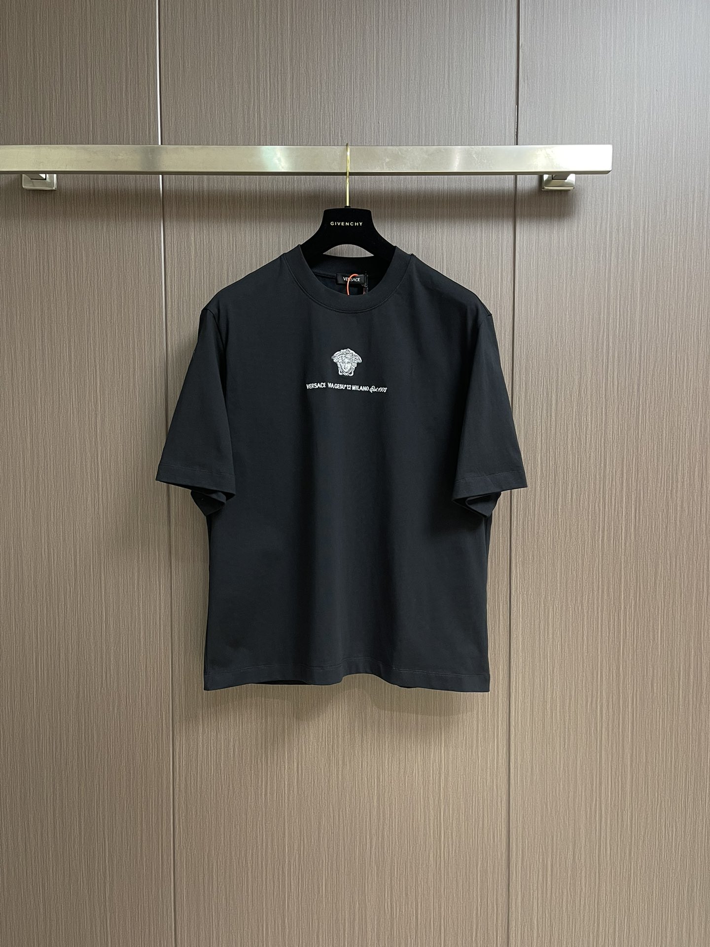 NO:141627,versace badge embroidered short-sleeved T-shirt, custom Lanye mercerated cotton, shiny and comfortable skin, iconic badge embroidery embroidery embroidery embroidery embroidery embroidery embroidery embroidery embroidery in Greek mythology, the word medusa milano is like a dark night star, adding brand recognition The lazy and loose shoulder-falling style has a high-end slack feeling, deconstructing its own fashion language, using imported machine embroidery technology, using advanced computer control system and precision mechanical parts to realize the word badge medusa milano embroidery operation High precision, smooth and delicate lines, customization, trademarks and fabrics are all washed, with better texture, not easy to deform, not easy to shrink, not easy to fade, maintaining long-term beauty. Size S-XL,,versace, T-shirt,tees, t-shirt,alexander wang19860909versace 徽章刺绣短袖T恤,定制澜夜丝光棉 富有光泽 舒适贴肤 标志性徽章刺绣点缀正面 希腊神话中的蛇妖美杜莎 medusa milano字样如暗夜星芒 增添品牌辨识度 慵懒宽松的落肩版型自带高级松弛感 解构出属于自己的时装语言,采用进口机刺绣工艺 使用先进的计算机控制系统和精密的机械部件 实现徽章 medusa milano字样 刺绣作业 精度高 线条流畅而细腻,定制 商标,面料都经过浇洗 手感质感更佳 不易变形 不易缩水 不易褪色 保持长久的美观.尺码S-XL,,versace,T-shirt,tees，t-shirt,alexander wang,Men's clothing