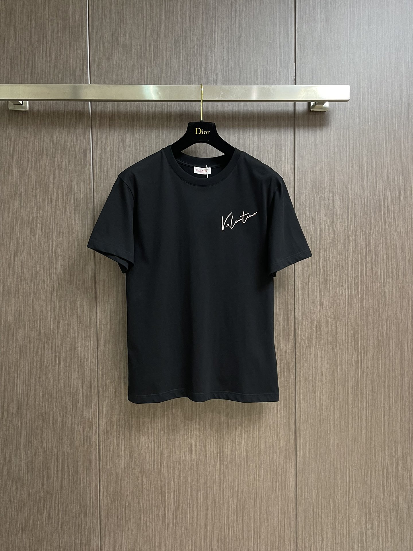 NO:141617,Valentino 2025SS early spring new short-sleeved round neck T-shirt, 380 high-g heavy round neck design, classic and simple, short-sleeved tailoring is suitable for daily wear, overall loose style, comfortable and comfortable to wear. Embroidery is installed on the front chest, reinforced details highlights, back rope embroidery and printed design. Size M-3XL, valentino, valentino, T-shirt, tees, t-shirt, alexander wang19860909valentino 华伦天奴2025SS早春新款短袖圆领T恤,380高克重圆领设计经典简约,短袖剪裁适配日常穿着 整体呈宽松版型,穿着舒适自在.前胸位置设刺绣 强化细节亮点后背绳绣加印花设计.尺码M-3XL,,valentino,valentino,T-shirt,tees，t-shirt,alexander wang,Men's clothing