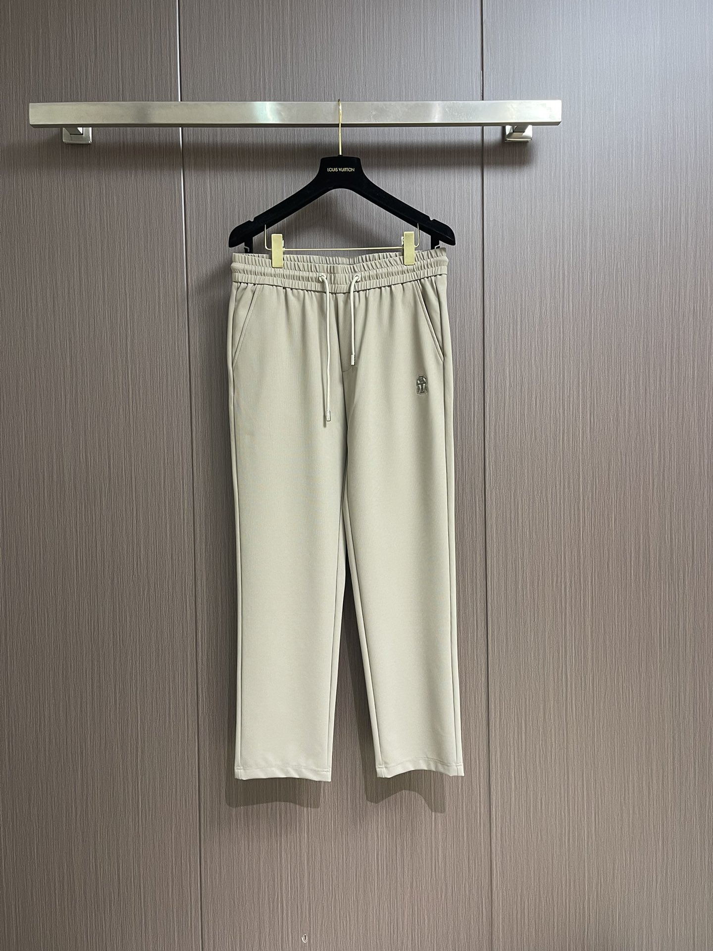 NO:141618,BC brunello cucineli brunello.  Cucinelli New casual pants, customized fabric, breathable and comfortable, impeccable details, brand element design concept, reflecting high quality. The feel is delicate and soft!  It is casually cut, with a great upper body style!  Size M-3XL, brunello cucinelli, alexander wang19860909BC brunello cucineli 布鲁内洛．库奇内利 新款休闲裤,定制面料 透气舒适度高,细节无可挑剔,品牌元素设计理念,体现高品质.手感细腻柔软！呈现休闲裁剪,上身版型超赞！尺码M-3XL,,brunello cucinelli,alexander wang,Men's clothing