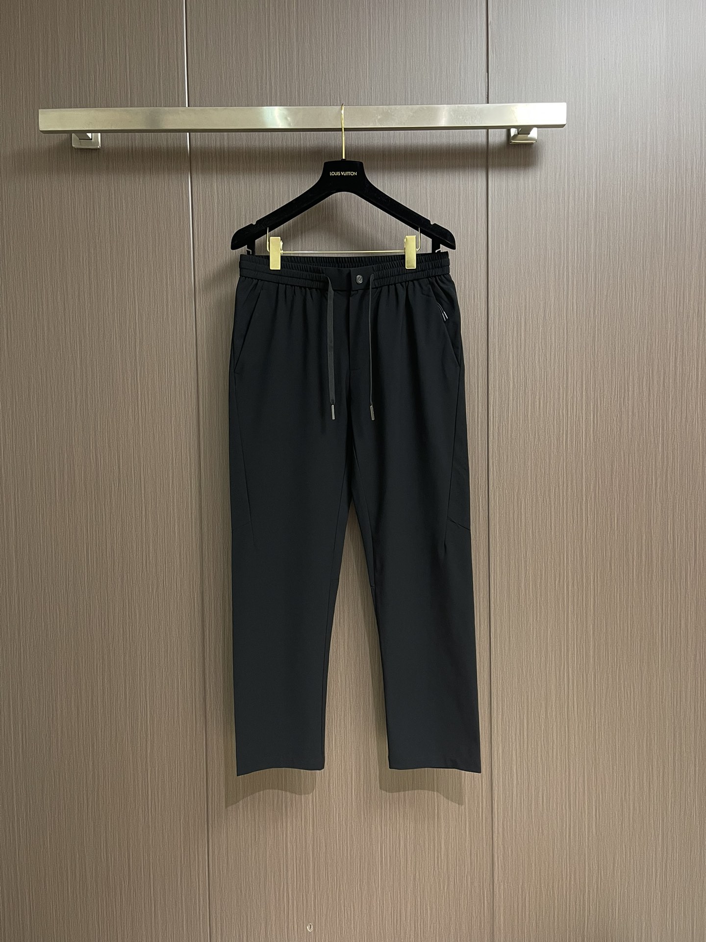 NO:141621,Ermenegildo Zegna's new early spring casual pants, casual pants are fashionable items that men can wear anytime and anywhere. The simple design is combined with high-end fabrics, fine embellishments, three-dimensional tailoring, smooth and high gloss, and the sag behind the upper body is very good. The three-dimensional tailoring is upright. Size M-3XL, zegna, alexander wang19860909Ermenegildo Zegna 杰尼亚早春新品休闲裤,休闲裤作为随时随地男人都能穿搭的时尚单品,简洁的设计配合高档面料,细节点缀,立体剪裁,手感顺滑光泽度高,上身后垂度非常好,立体剪裁上身挺拔.尺码M-3XL,,zegna,alexander wang,Men's clothing