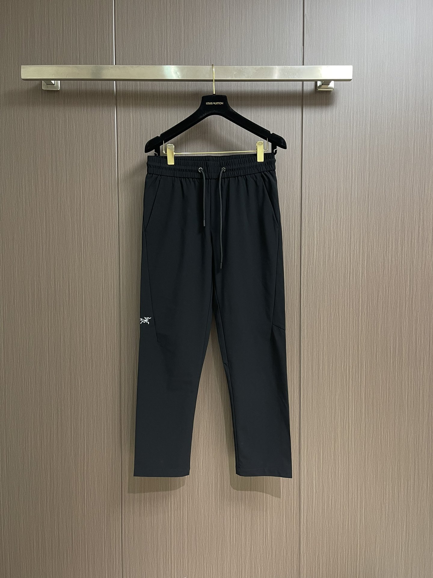 NO:141624,arcteryx 2025ss early spring new casual sports style casual pants, outdoor brands may first think of it as a label to give people a feeling of trying it out!  In addition to having great attainments in style design, the most obvious or best-known one should be to have deeper and unique insights and attainments in fabrics. Through continuous structural research and problem-solving, and using unique research on fabrics as its characteristic, these alone are enough to create a new brand image. This model uses elastic spandex precision blended fabric and trouser leg embroidery logo pattern design!  The feel is smooth and soft, and it has both natural beauty and comfort. The large body style is cut cleanly and cleanly, and the fabric shows a different hazy structural beauty. It is exclusively customized with mold opening. The fabric and its skills test the workers' skills. It can be smooth and smooth without wrinkles. It is really a test of the handmade work of every master!  Make the overall clean and neat, without leaving a trace of thread. Nowadays, men who pursue life are more refined in life. Size M-3XL, arc'teryx, alexander wang19860909arcteryx 始祖鸟 2025ss早春新款休闲运动风格休闲裤,户外品牌可能大家第一想到的就是给人一种标签试的感觉！除了在款式设计上颇有造诣之外,最明显或者说最为拿手的,应该就是在面料上的拥有更深独特见解跟造诣了.通过不断地结构研究和问题处理,在以面料独特研究为特征,仅凭这些就已经足以支造新品牌形象.此款采用弹力氨纶精工混纺面料,裤腿刺绣logo图案设计！手感细滑柔软,同时兼具自然美感跟舒适度.大身上版型裁剪简洁干净,面料上显现出了不一样朦胧的结构性美感来.独家开模定制而成,面料及其考验工人的技术,能做到平整服帖又不起皱,真的是很考验每位师傅的手工制作！使得整体干净利索,不留一丝线头.现在对于生活有所追求的男性也在生活中更为精致.尺码M-3XL,arc'teryx,alexander wang,Men's clothing