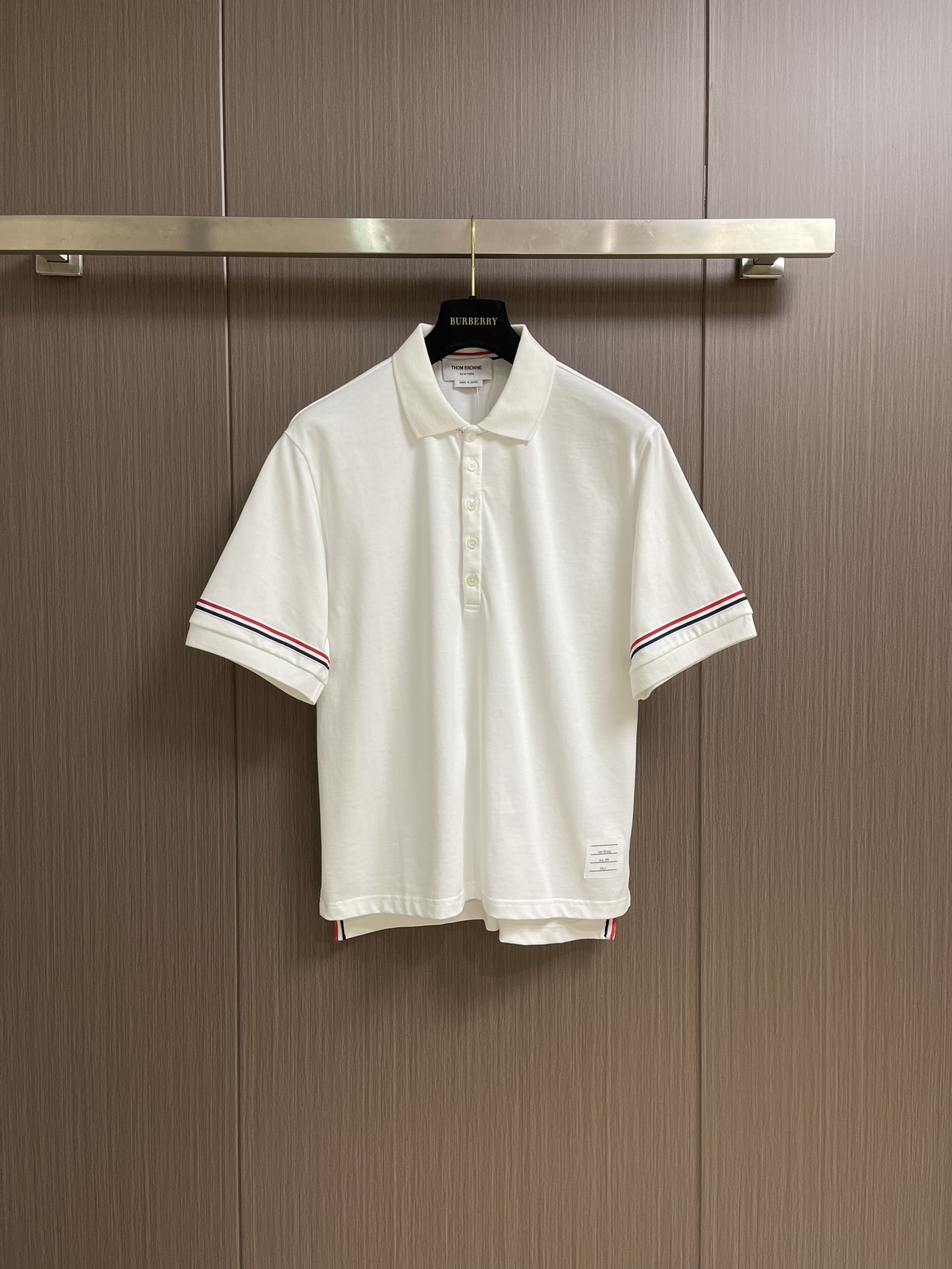 NO:141620,TB ThomBrowne Double-sleeved colored strip polo short-sleeved POLO polo shirt, custom three-color ribbon neckline threaded fabric high-strength cotton yarn, wide style, durable, hem slit front and long back design, high body proportions Size 1-2-3-4,,thom browne,manolo blahnik,T-shirt,alexander wang19860909TB ThomBrowne汤姆布朗 双袖彩条polo短袖POLO马球衫,定制三色彩带 领口螺纹面料 高支高密棉纱 版型挺阔 经久耐穿 下摆开衩前短后长设计 拉高身材比例 尺码1-2-3-4,,thom browne,manolo blahnik,T-shirt,alexander wang,Men's clothing