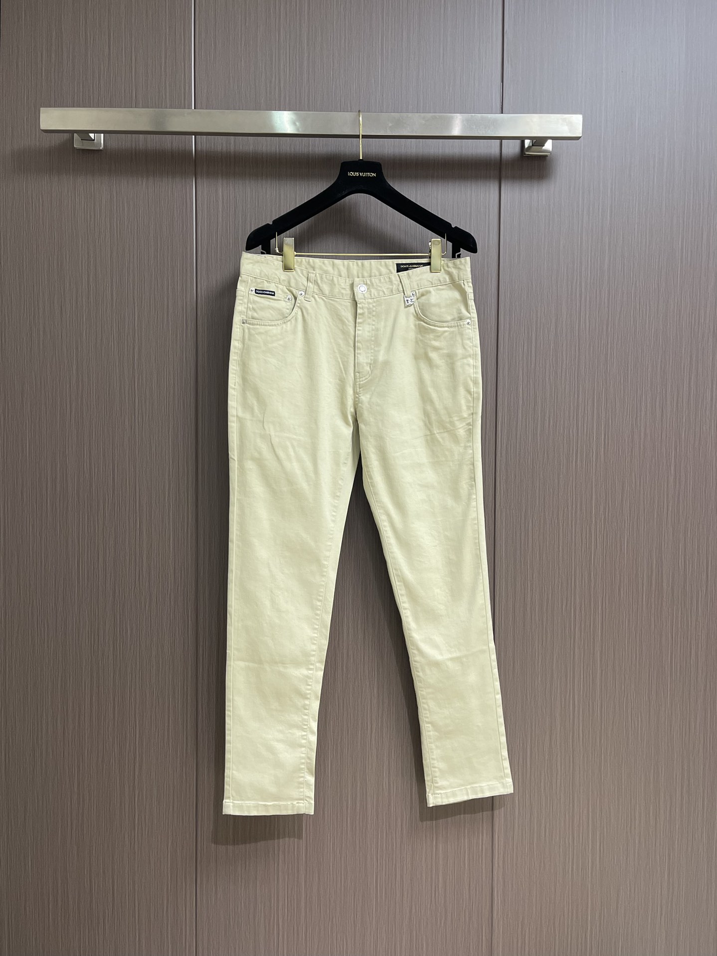 NO:144151,Dolce Gabbana 2025ss new casual pants, elastic cotton fabric is super comfortable, three-dimensional cut slim fit, small straight slim fit, 3D three-dimensional tailoring, more powerful and excellent upper body effect, simple basic and versatile color matching, very wide compatible space, supporting various styles of wardrobe, both business and casual, and highly recommended pants for the season!  Size 29-38 35 None 37 021015,,Dolce&Gabbana,alexander wang19860909Dolce Gabbana 2025ss新款休闲裤,弹力棉质面料超舒适,立体裁剪修身裤型,小直筒修身版型,3D立体剪裁,更具筋骨,上身效果超级赞,简约基础万能百搭的配色,兼容空间极广,撑的起衣橱各种风格单品,商务休闲兼备,当季力荐的裤装！尺码29-38 有35 无37 021015,,Dolce&Gabbana,alexander wang,Men's clothing