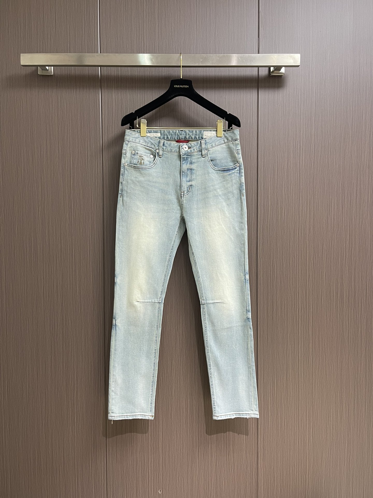 NO:144144,BC 2025FW early spring new denim trousers. Customized Japanese imported denim fabric, soft and slim upper body, and is particularly good-looking. The fashionable and clean version is simple and easy to match, so it has become one of the biggest selling points and is extremely cost-effective. There is no confusion or trouble of color conflict. The original original brand is washed with wheat, three-standard complete counter latest synchronous materials. Such a rich high-end jeans are absolutely fashionable, casual and versatile!  Size 29-38 35 None 37 021015,,jeans,alexander wang19860909BC 2025FW早春新款牛仔长裤.定制日本进口丹宁面料,手感柔软上身修身显瘦包臀特别好看完胜,时尚净版潮流简单易搭配因此已成为最大卖点之一而性价比又极高,没有颜色冲突的困惑或困扰,原厂原标水洗麦 三标齐全专柜最新同步附料,这么一款丰富内练高端牛仔裤,绝对时尚休闲百搭款！尺码29-38 有35 无37 021015,,jeans,alexander wang,Men's clothing