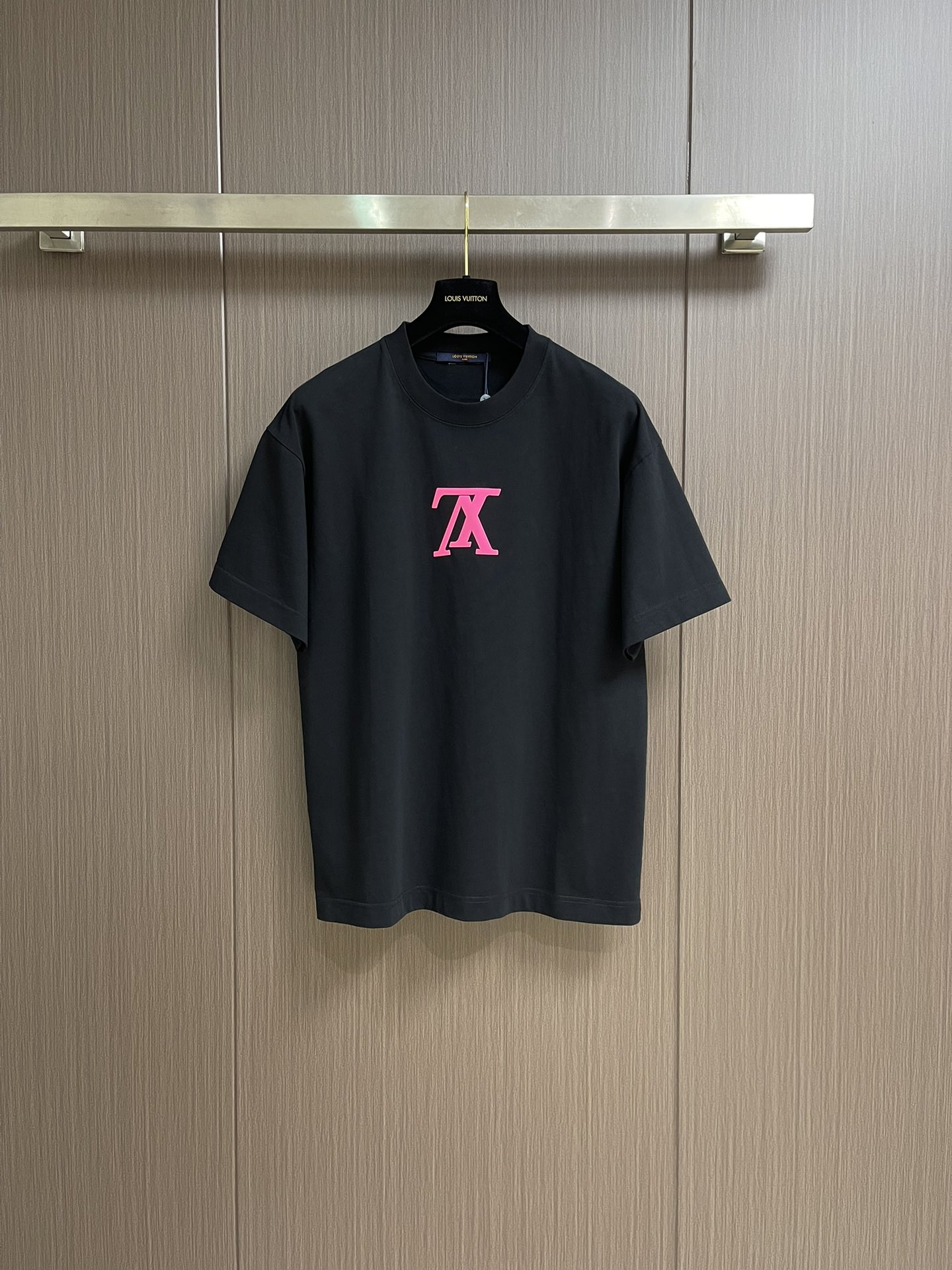 NO:144863,LV printed short-sleeved T-shirt adopts digital technology. Inkjet printing can achieve complex patterns and rich colors, spray ink evenly onto the surface of the fabric to form high-precision printing patterns. Drying and vaporization can promote the full combination of ink and fabric fibers, improve the firmness and brightness of color, and high-precision printing ensures the clarity and detail performance of the printed patterns. Size S-XXL Size bust 106cm long 73cm shoulder width 53cm M size bust 110cm long 74cm shoulder width 55cm L size bust 114cm long 75cm shoulder width 57cm XL size bust 118cm long 76cm shoulder width 59cm XXL size bust 122cm long 77cm shoulder width 61cm,,louis  vuitton, T-shirt,tees, t-shirt,alexander wang19860909LV 印花短袖T恤,采用了数码技术,喷墨印花可以实现复杂的图案和丰富的色彩,将墨水均匀喷射到织物表面,形成高精度的印花图案.烘干和蒸化可以促使墨水与织物纤维充分结合,提高色彩的牢固度和鲜艳度,高精度打印确保印花图案的清晰度和细节表现.尺码S-XXL S码胸围106cm衣长73cm肩宽53cm M码胸围110cm衣长74cm肩宽55cm L码胸围114cm 衣长75cm肩宽57cm XL码胸围118cm 衣长76cm肩宽59cm XXL码胸围122cm 衣长77cm 肩宽61cm,,louis vuitton,T-shirt,tees，t-shirt,alexander wang,Men's clothing