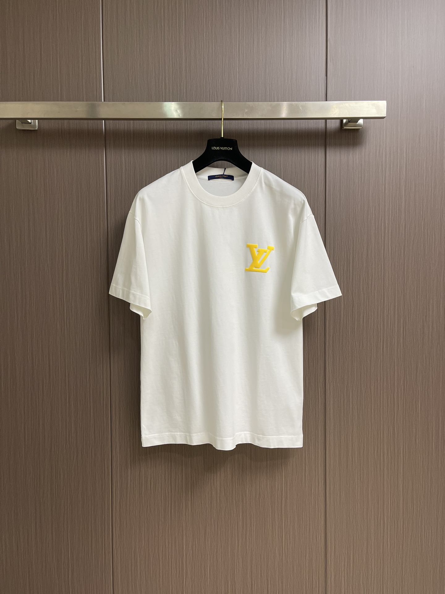 NO:144853,LV 2025SS Limited new logo printed short-sleeved T-shirt, basic simple and versatile style, the fabric is made of high-weight knitted cotton fabric, soft and solid, full texture, distinctive contrast, as always loose style, easy for boys and girls to control, the same style for men and women. Size S-XXL S bust 106cm long 73cm shoulder width 53cm M bust 110cm long 74cm shoulder width 55cm L bust 114cm long 75cm shoulder width 57cm XL bust 118cm long 76cm shoulder width 59cm XXL bust 122cm long 77cm shoulder width 61cm, louis vuitton, T-shirt,tees, t-shirt,alexander wang19860909LV 2025SS 限定新品logo印花短袖T恤,基础简约百搭款式,面料采用是高克重的针织棉布料,柔软扎实,质感满分,对比鲜明,一如既往的宽松版型,男生女生轻松上身驾驭,男女同款.尺码S-XXL S码胸围106cm衣长73cm肩宽53cm M码胸围110cm衣长74cm肩宽55cm L码胸围114cm 衣长75cm肩宽57cm XL码胸围118cm 衣长76cm肩宽59cm XXL码胸围122cm 衣长77cm 肩宽61cm,,louis vuitton,T-shirt,tees，t-shirt,alexander wang,Men's clothing