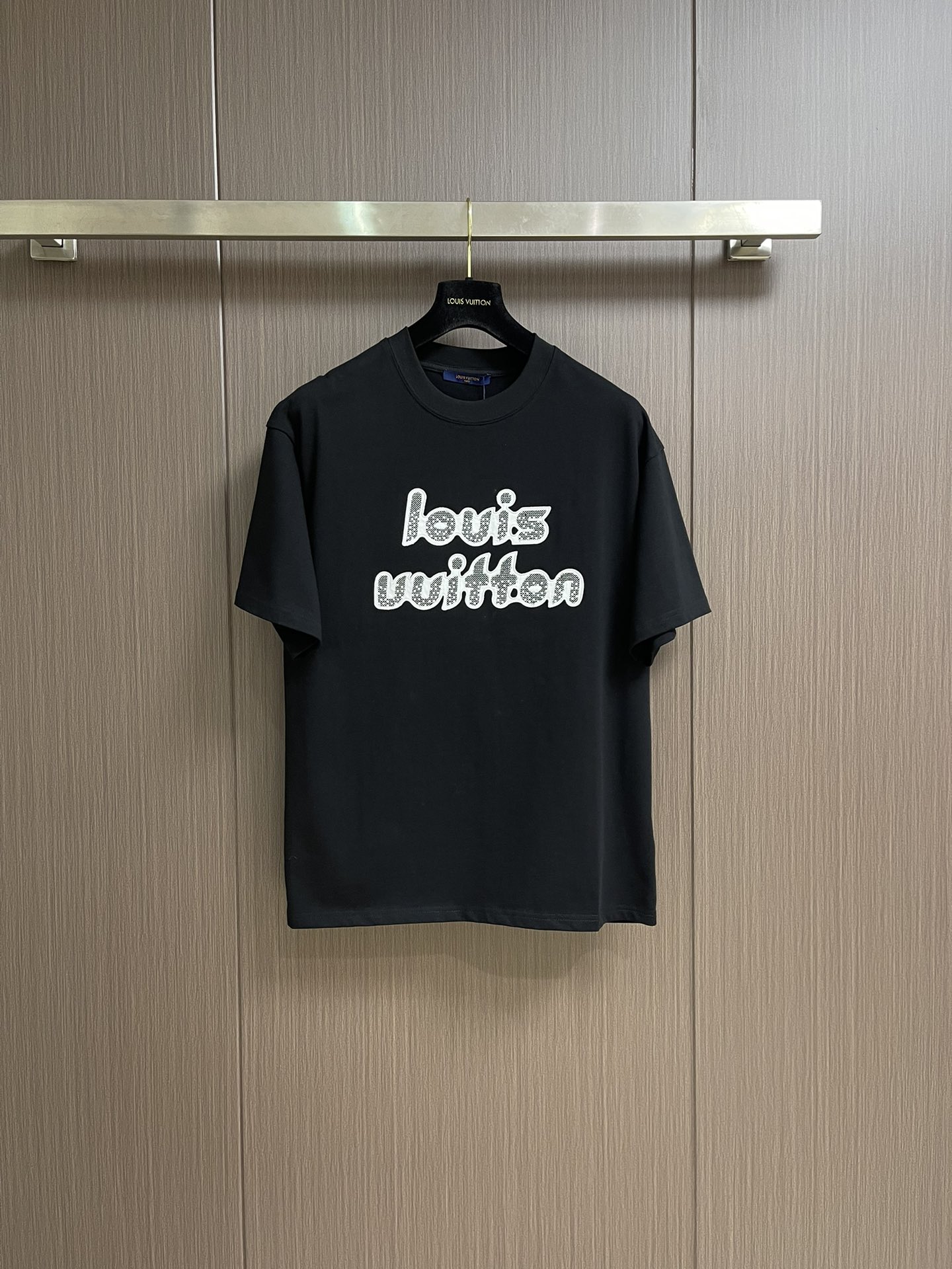 NO:149622,LV ironing letter knitted short-sleeved T-shirt, made of pure cotton yarn, this knitted T-shirt is woven according to the original 16-pin imported from Germany. The ironing diamond is made of high-temperature 180-degree double-layer sticking, greatly reducing common problems of drilling loss. This diamond uses bright diamonds, and each size and material is the same as the original. The overall wiring is straight and delicate, the fabric is comfortable and soft, and the color is consistent and there is no color difference. It can be matched with the same style to create a fashionable look, and control various occasions, customize auxiliary materials, complete three standards, and the same style for men and women!  Size S-XL, louis vuitton, T-shirt,tees, t-shirt,alexander wang19860909LV 烫钻字母针织短袖T恤,采用纯棉纱线定织 该款针织t恤按原版16针德国进口机织成该,烫钻采用高温180度双层粘住,大大减少掉钻通病,该款钻采用光亮奥钻,每一颗大小和材料都与原版一至.整体走线平直细腻,面料舒适柔软,颜色一致无色差 能与同款搭配营造时尚造型,驾驭各种场合,定制辅料,三标齐全,男女同款！尺码S-XL,,louis vuitton,T-shirt,tees，t-shirt,alexander wang,Men's clothing