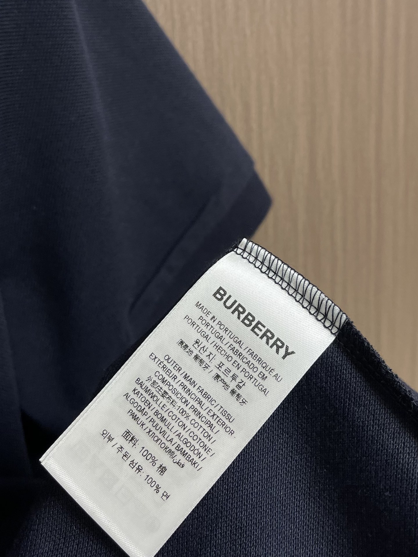 
Burberry 格纹领短袖POLO衫，布料采用210g网眼珠地布料。同缸染面料 手感非常舒服。订制扁