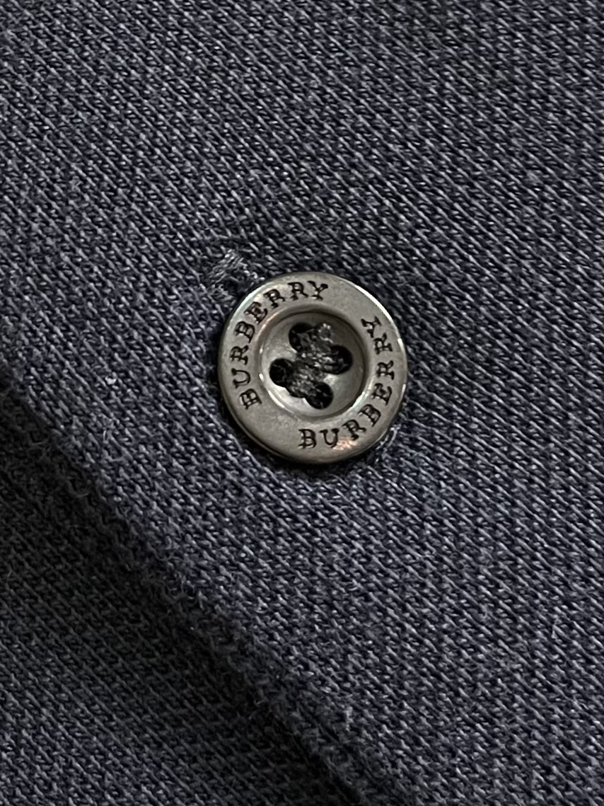 
Burberry 格纹领短袖POLO衫，布料采用210g网眼珠地布料。同缸染面料 手感非常舒服。订制扁