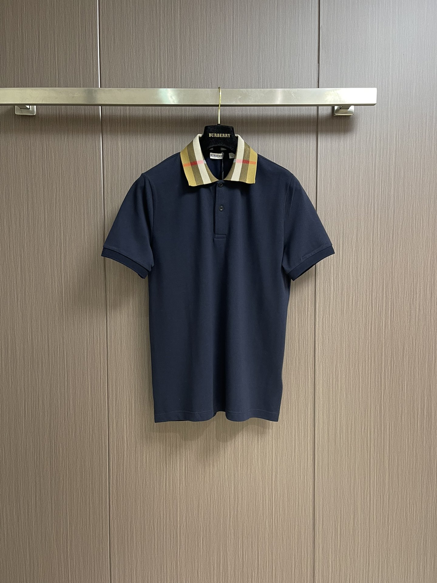 
Burberry 格纹领短袖POLO衫，布料采用210g网眼珠地布料。同缸染面料 手感非常舒服。订制扁