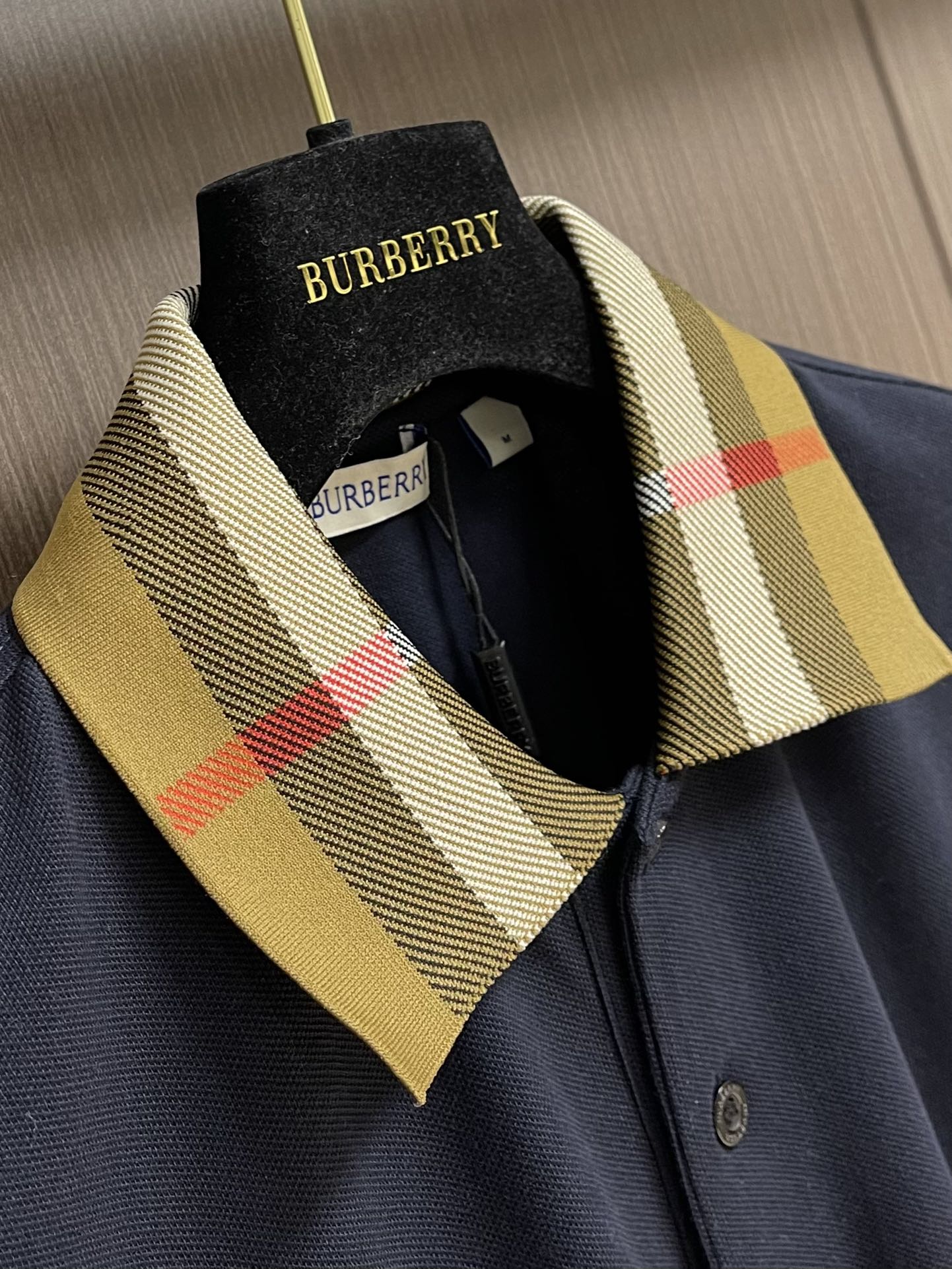 
Burberry 格纹领短袖POLO衫，布料采用210g网眼珠地布料。同缸染面料 手感非常舒服。订制扁