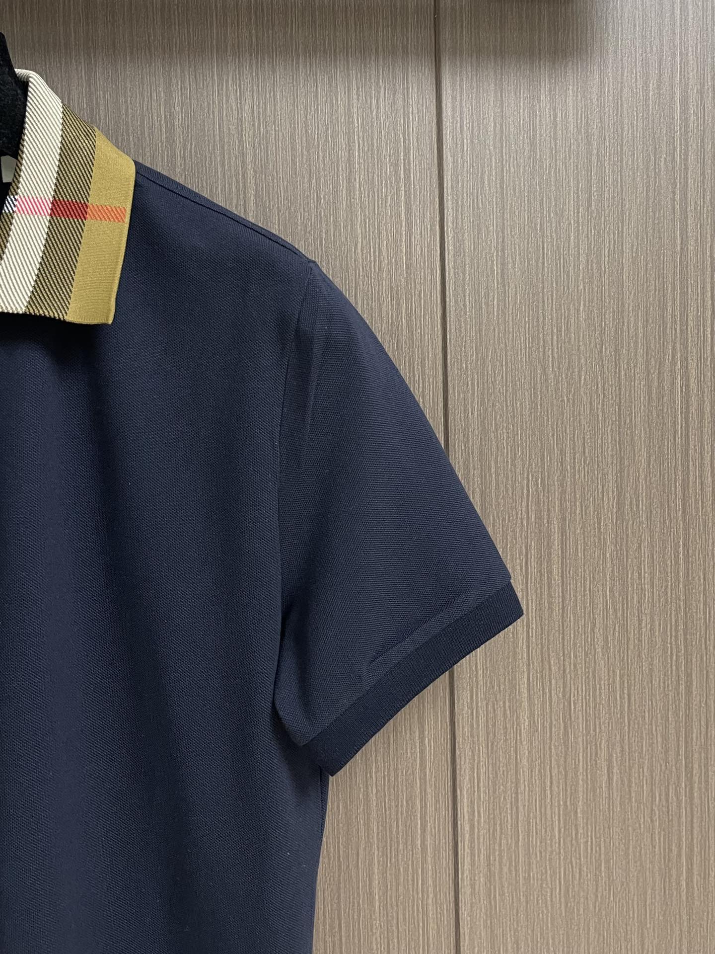 
Burberry 格纹领短袖POLO衫，布料采用210g网眼珠地布料。同缸染面料 手感非常舒服。订制扁