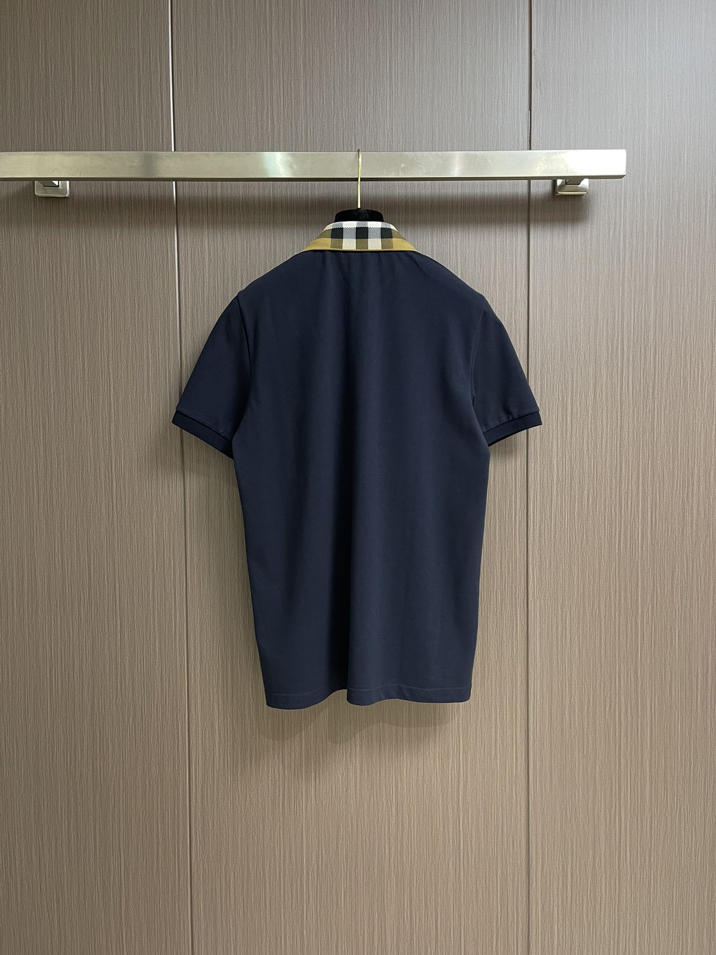 
Burberry 格纹领短袖POLO衫，布料采用210g网眼珠地布料。同缸染面料 手感非常舒服。订制扁