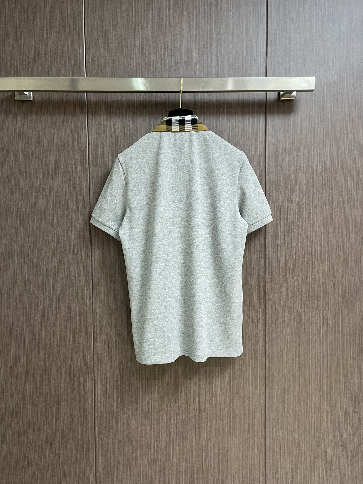 
Burberry 格纹领短袖POLO衫，布料采用210g网眼珠地布料。同缸染面料 手感非常舒服。订制扁