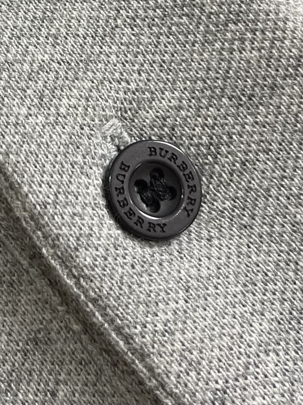 
Burberry 格纹领短袖POLO衫，布料采用210g网眼珠地布料。同缸染面料 手感非常舒服。订制扁