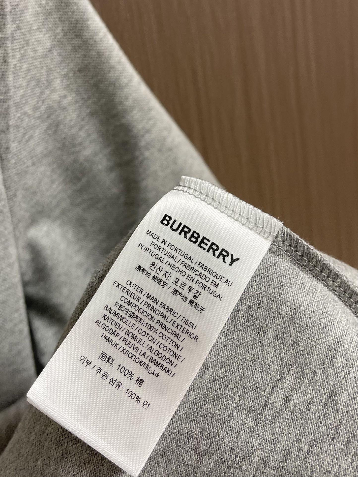
Burberry 格纹领短袖POLO衫，布料采用210g网眼珠地布料。同缸染面料 手感非常舒服。订制扁