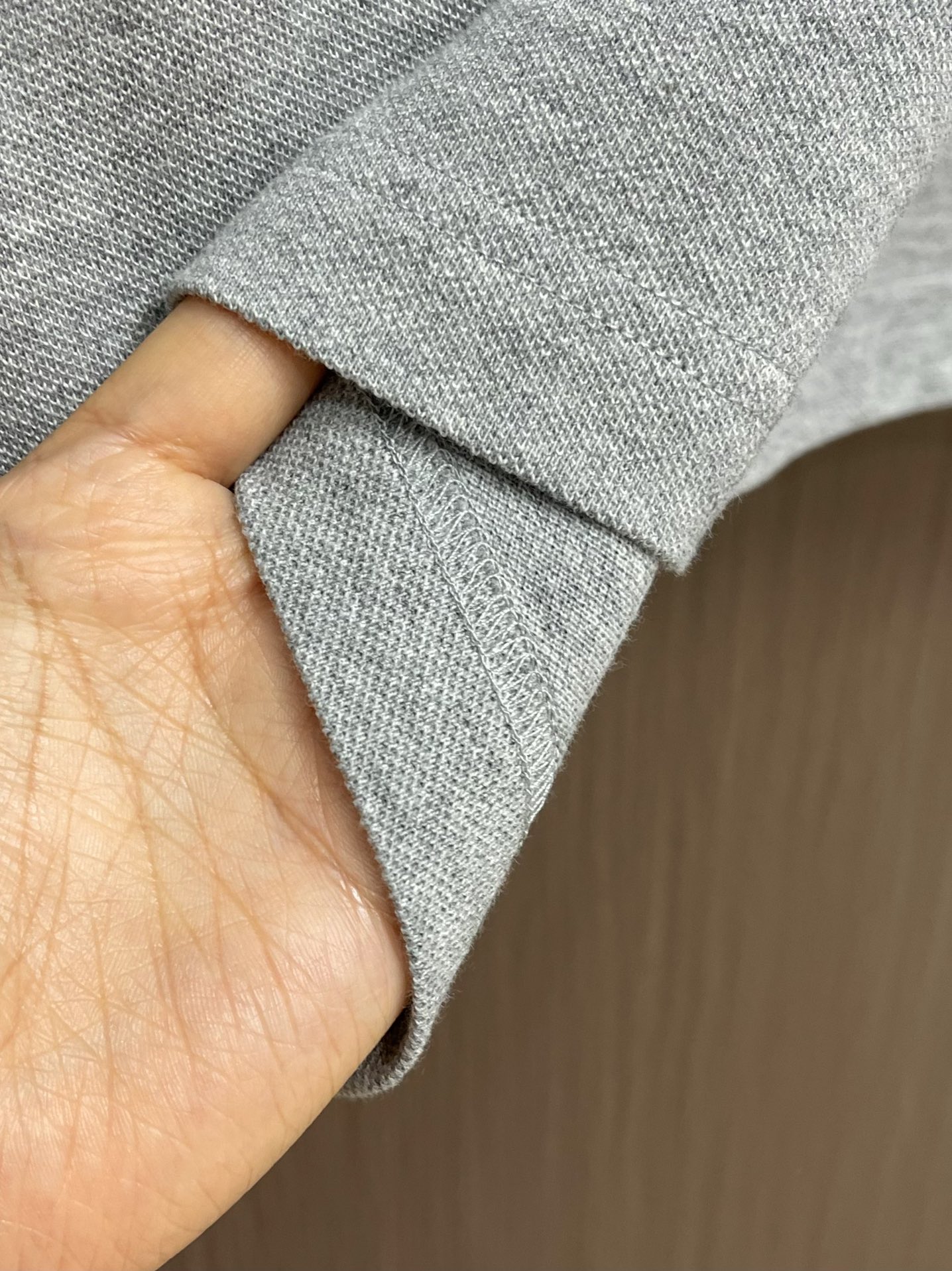 
Burberry 格纹领短袖POLO衫，布料采用210g网眼珠地布料。同缸染面料 手感非常舒服。订制扁
