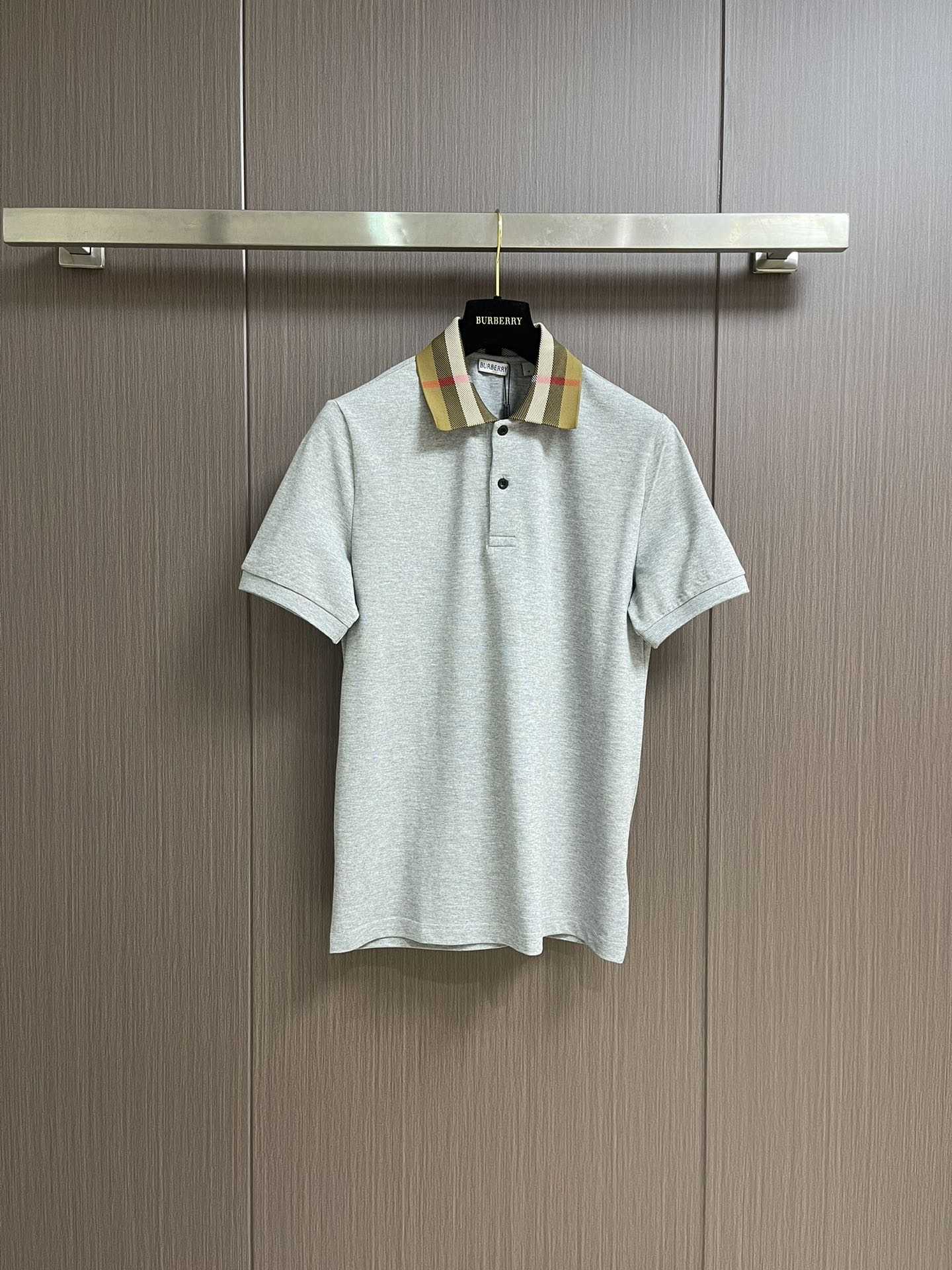 
Burberry 格纹领短袖POLO衫，布料采用210g网眼珠地布料。同缸染面料 手感非常舒服。订制扁