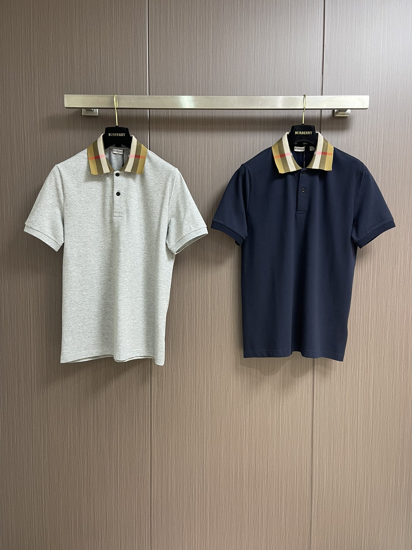 
Burberry 格纹领短袖POLO衫，布料采用210g网眼珠地布料。同缸染面料 手感非常舒服。订制扁