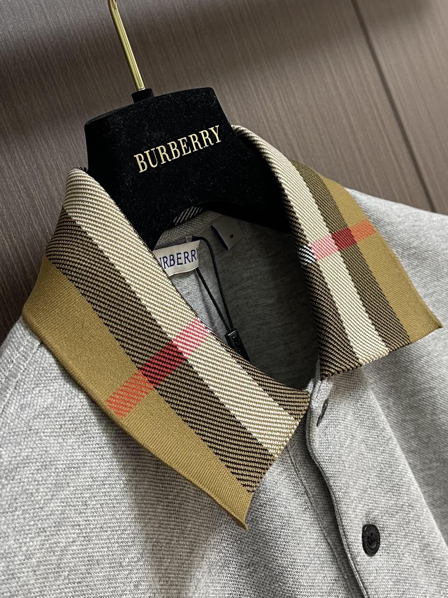 
Burberry 格纹领短袖POLO衫，布料采用210g网眼珠地布料。同缸染面料 手感非常舒服。订制扁