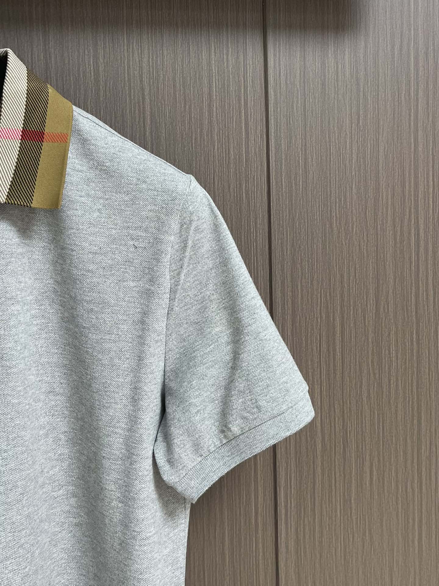 
Burberry 格纹领短袖POLO衫，布料采用210g网眼珠地布料。同缸染面料 手感非常舒服。订制扁