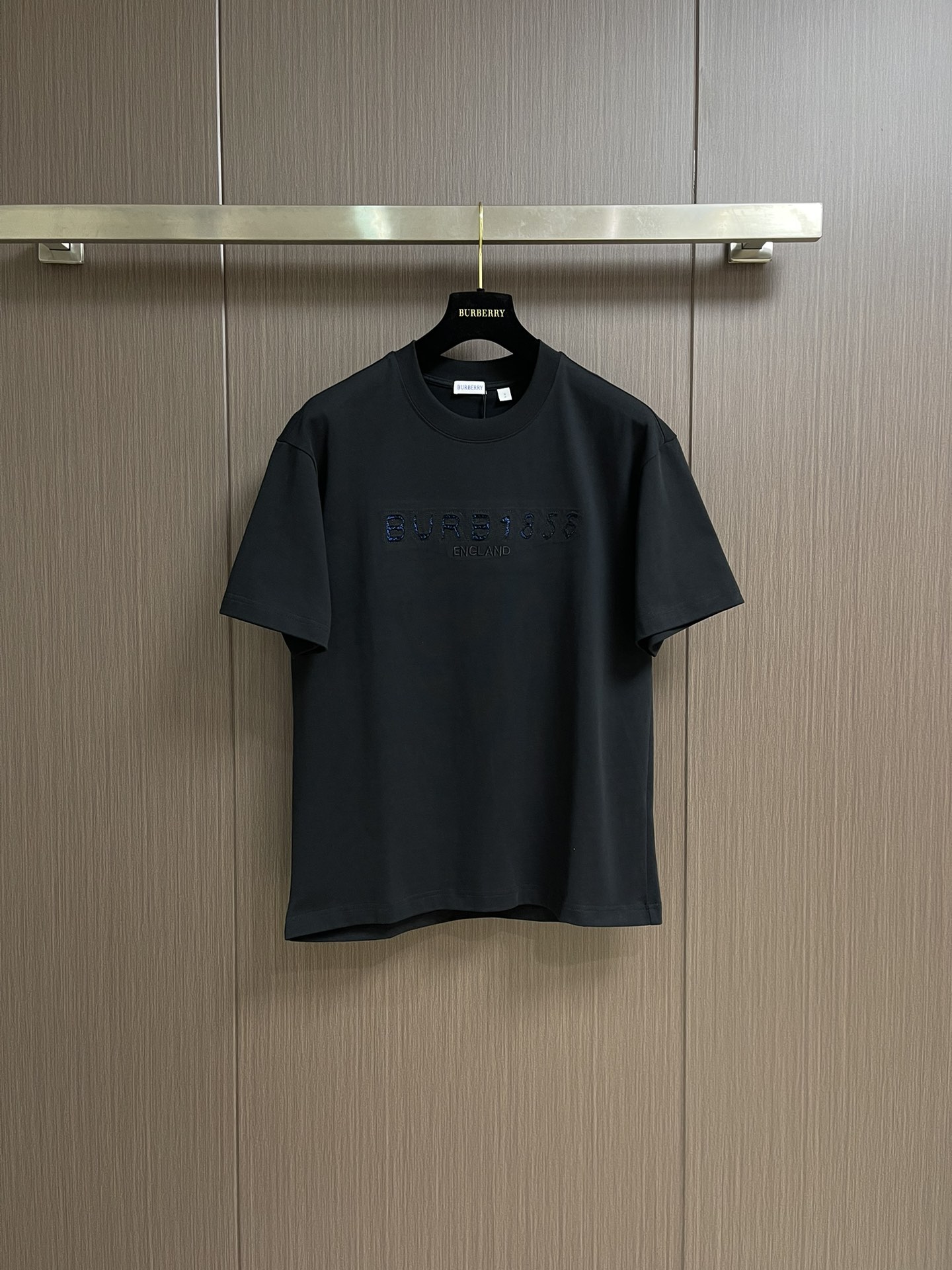 NO:149596,Burberry 2025ss Spring and Summer New Round Neck T-shirt, selected imported fixed woven mercerated pure cotton fabric, the texture is also dense and delicate, soft, straight and stylish, breathable and comfortable. It is a thickness that is very suitable for summer wear, with good elasticity, better shrinkage, durability, wrinkle and wear resistance, good drooping feeling on the upper body, and is not easy to deform!  It's even less likely to fade!  Size S-XL, Burberry, Tees, t-shirt, alexander wang19860909burberry 2025ss春夏新品圆领t恤,精选进口定织丝光纯棉面料,质地也密实细腻,柔软挺阔有型、透气舒适.属于夏天穿着非常适合的一个厚度,拥有很好的回弹性,更好的收缩性,耐久耐洗,抗皱耐磨,上身垂感好,不易变形！更不易褪色！尺码S-XL,,burberry,tees，t-shirt,alexander wang,Men's clothing