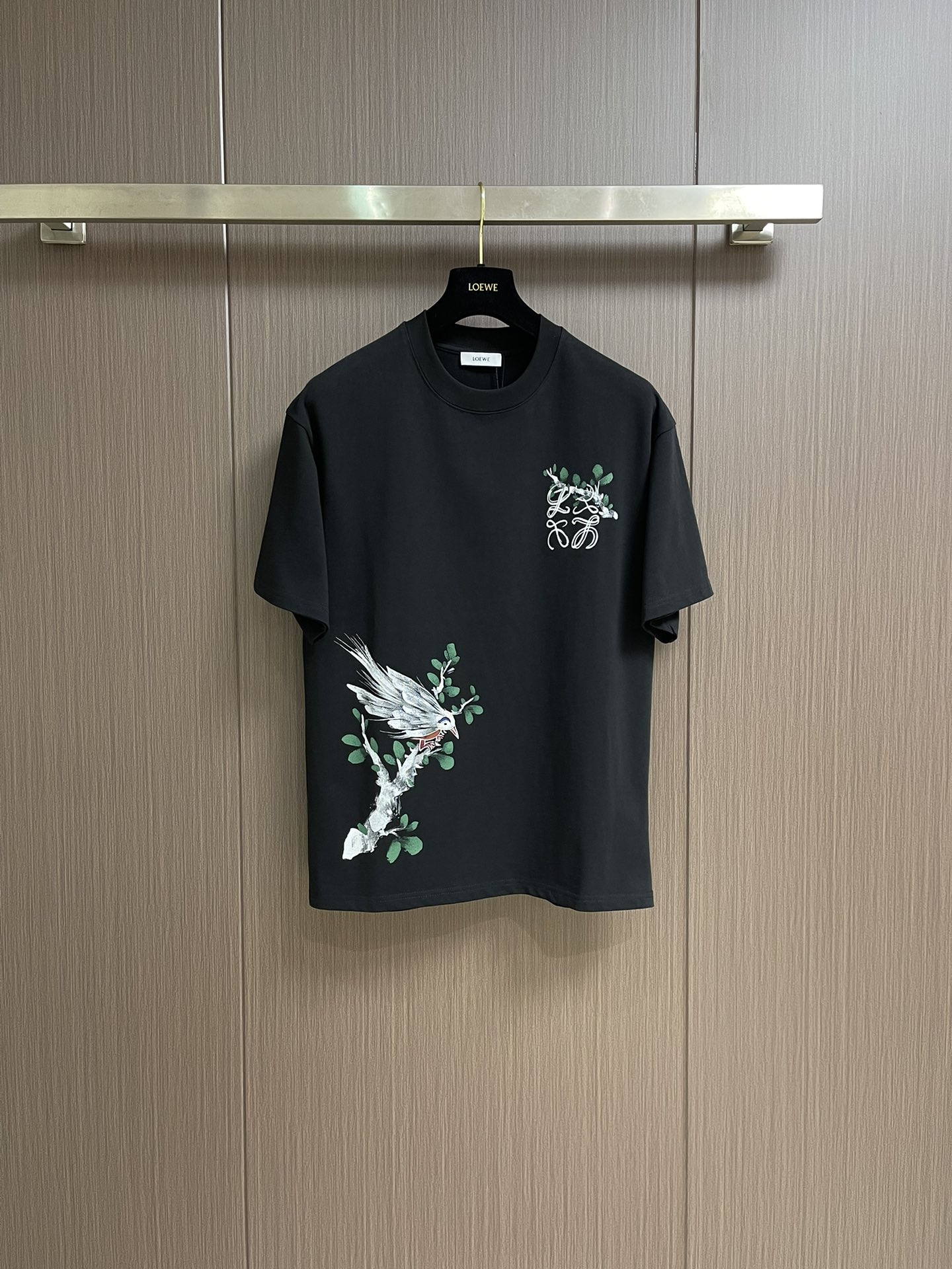 NO:149615,loewe 2025ss hand-painted graffiti embroidered logo short-sleeved T-shirt, using 180g Maybach cool cotton fabric, the front is made of imported machine digital direct injection, and after 5 rounds of color adjustment, from deep to light, the gradual process is natural and rich. The front is made of imported machine three-dimensional embroidery, full of lines, and the fabric has been washed, and the texture feels better, not easy to deform, not shrink, not easy to fade, maintaining long-term beauty, and loose style. Size S-XL,,loewe,loewe,T-shirt,tees,t-shirt,alexander wang19860909loewe 罗意威 2025ss手绘涂鸦刺绣logo短袖T恤,采用180克迈巴赫爽棉面料,前幅采用进口机数码直喷,经5次打版调色,由深至浅,渐进过程自然而又丰富,前幅采用进口机立体绣,线条感十足,面料经过浇洗,手感质感更佳,不易变形,不易缩水,不易褪色,保持长久的美观,宽松版型.尺码S-XL,,loewe,loewe,T-shirt,tees，t-shirt,alexander wang,Men's clothing