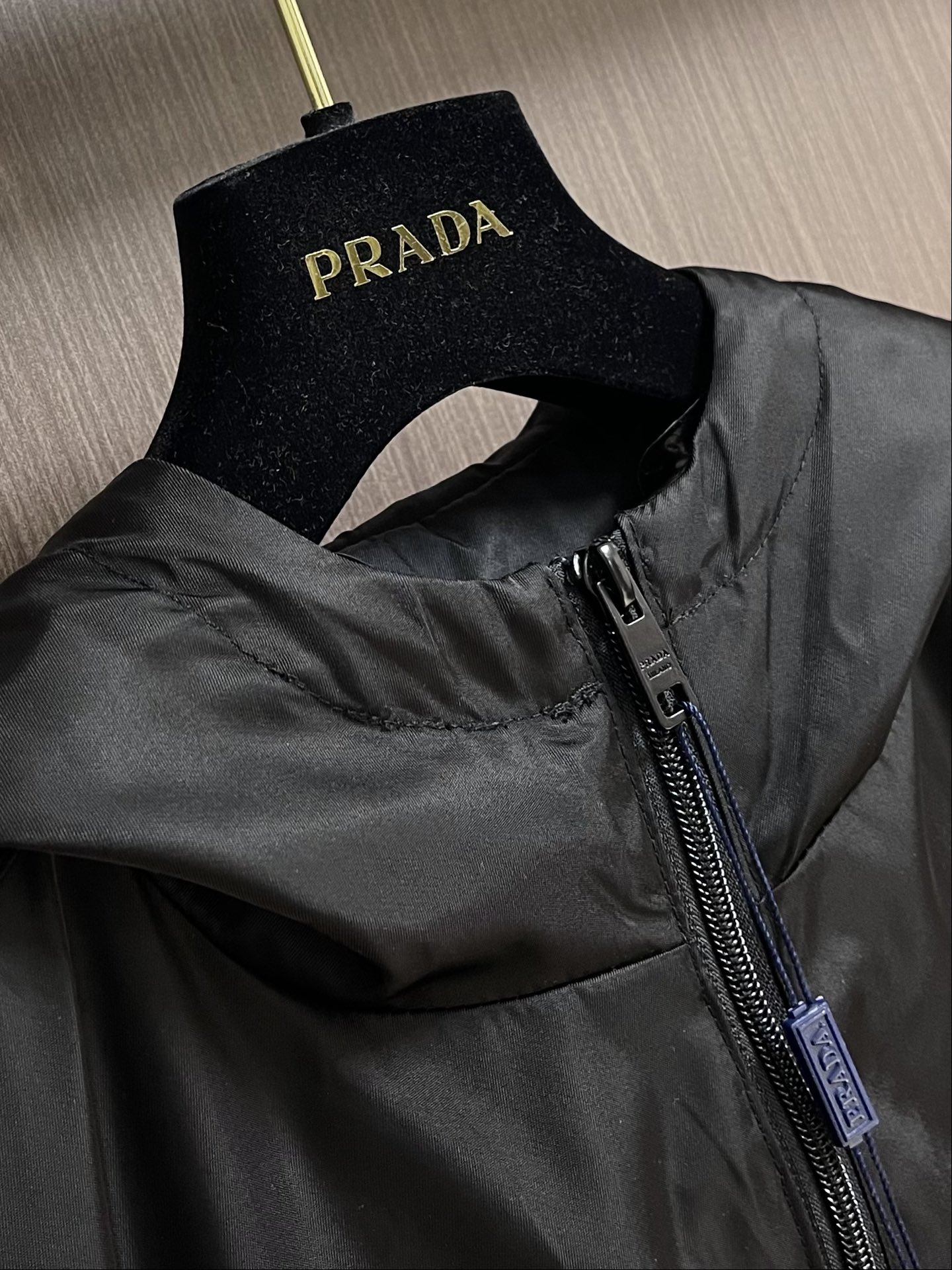 
Prada 2025ss春夏休闲连帽夹克，时尚休闲拉链夹克，此款夹克外套选用了P家专业定制的轻薄科技面