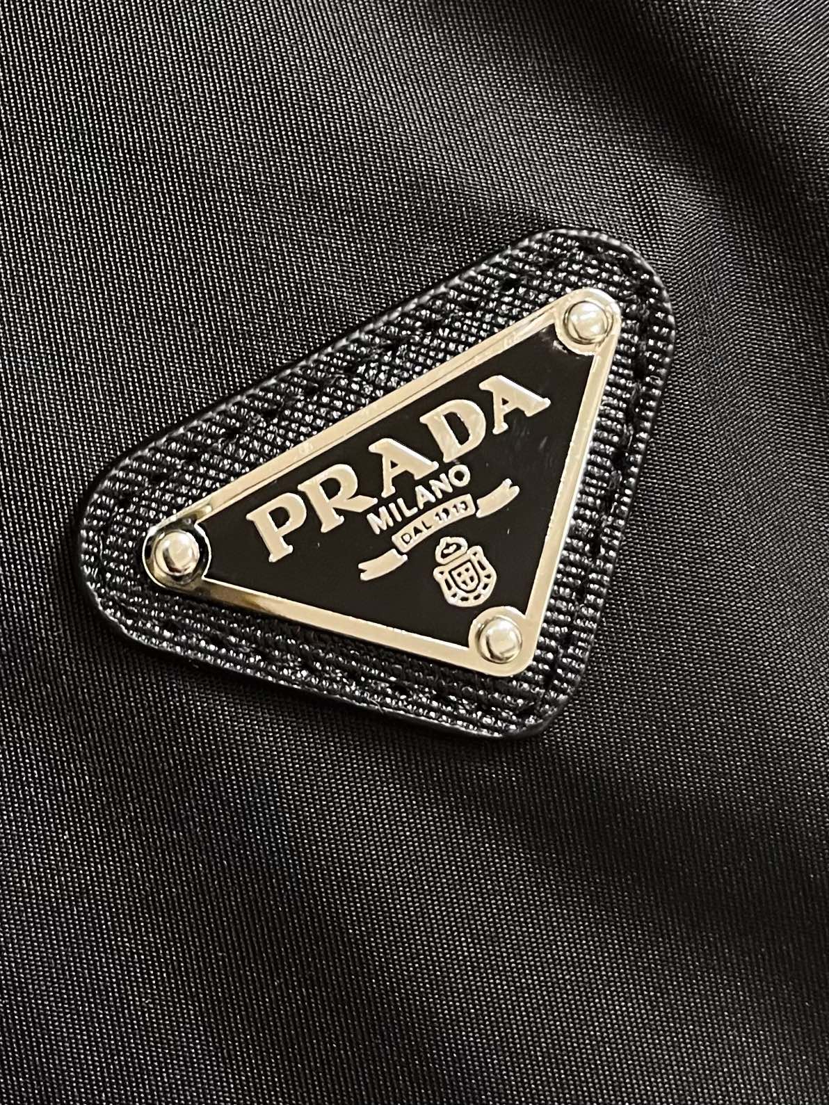 
Prada 2025ss春夏休闲连帽夹克，时尚休闲拉链夹克，此款夹克外套选用了P家专业定制的轻薄科技面