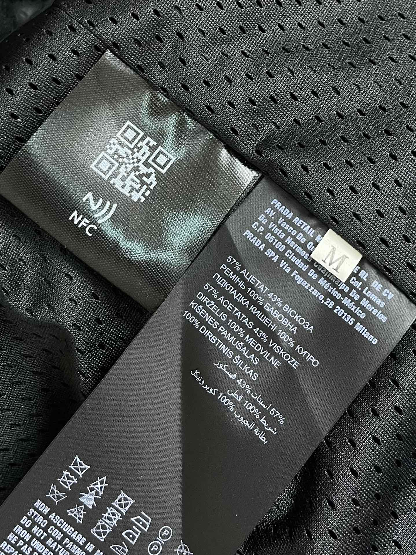 
Prada 2025ss春夏休闲连帽夹克，时尚休闲拉链夹克，此款夹克外套选用了P家专业定制的轻薄科技面