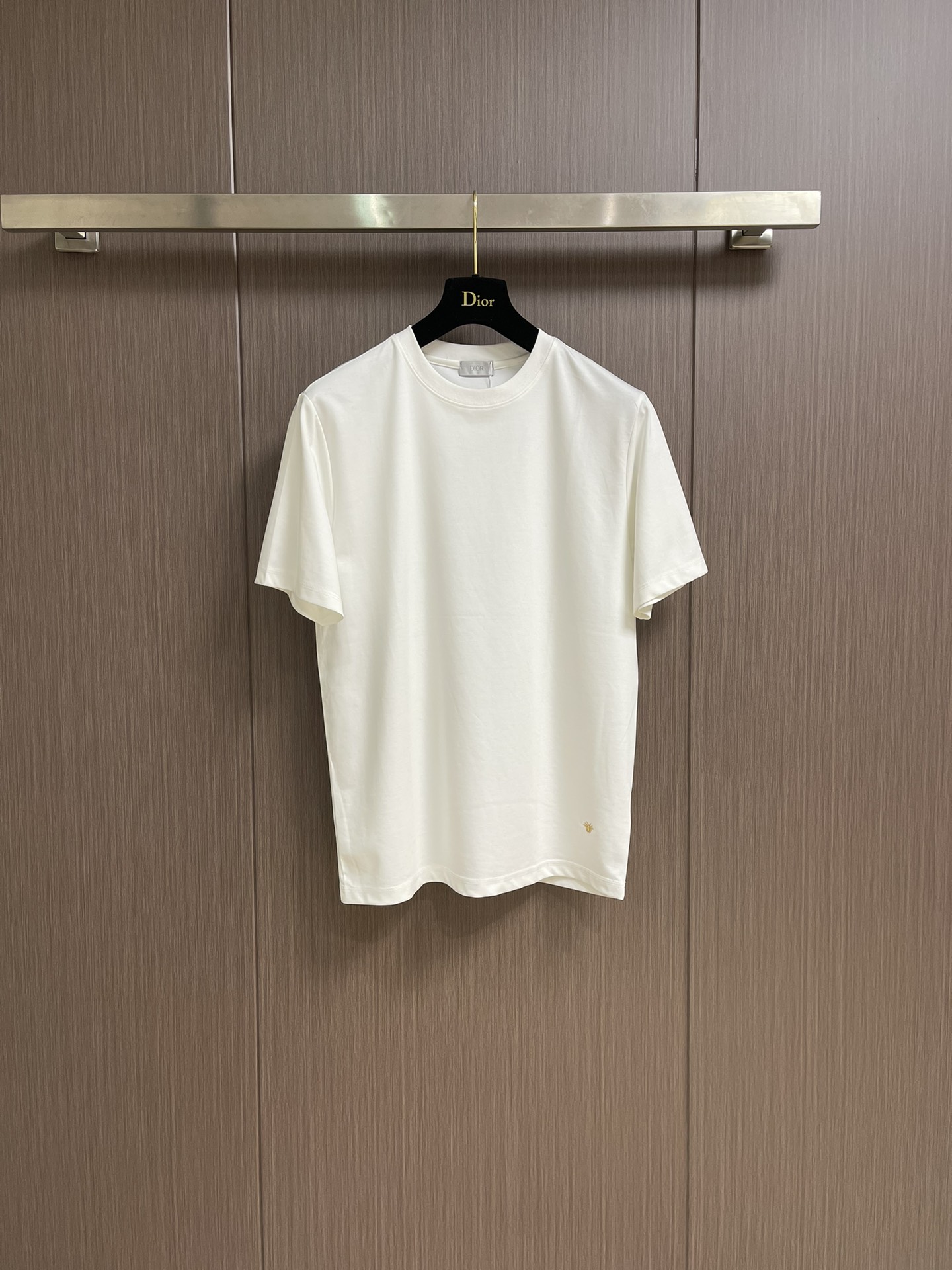 NO:425964,Dior Hem gold thread bee embroidered pure cotton short-sleeved T-shirt, fashionable and versatile little bee classic T-shirt, Xiaodi high-end minimalist series, loose Os style cut, not picky styles!  Customer-supplied high-weight knitted cotton fabric, with a very solid feel, soft and skin-friendly body feel, very breathable, and the fabric is crisp and shaped. The hem is embroidered with a golden embroidery logo, which is low-key without losing the meaning. The style is simple and elegant, fashionable and stylish, and is an indispensable tee in summer! Size XS-L,,dior,T-shirt,tees,t-shirt,alexander wang19860909Dior 下摆金线蜜蜂刺绣纯棉短袖t恤,时髦百搭小蜜蜂经典t,小迪高级极简系列,宽松os版型裁剪,不挑人款！客供高克重针织纯棉布面料,手感非常扎实,柔软亲肤的体感,十分透气,面料挺括显型.下摆小蜜蜂金色刺绣logo点缀,低调而不失内涵.款式简洁大方,时尚有型,是夏日不可或缺的tee! 尺码XS-L,,dior,T-shirt,tees，t-shirt,alexander wang,Men's clothing