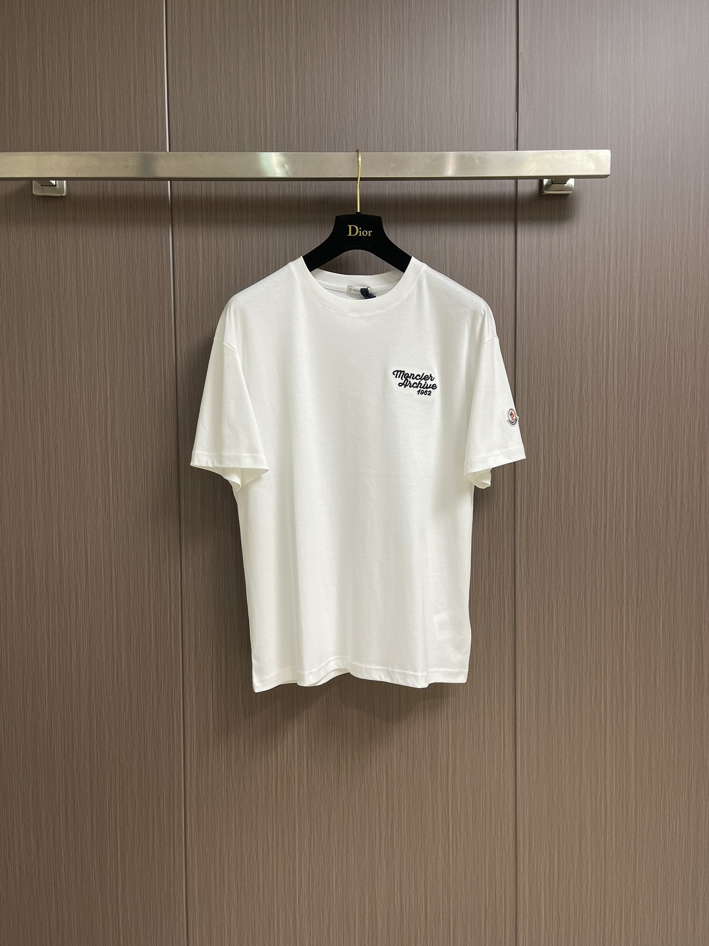 NO:422244,Moncler Ss Early Spring New Letter Logo Embroidered Round Neck Short-Sleeve T-shirt, Front Logo Letter Design, Create Basic Men's Products, Injecting New Inspiration into Men's Wardrobe. Made of soft cotton double-sided knitted long-length cotton + Modal Cotton, the fabric is delicate, soft and draped, full of cotton, and excellent comfort on the upper body. Size M-3XL M-size 68cm long, shoulder width 47cm bust 110cm L-size 70cm shoulder width 48cm bust 112cm XL-size 72cm shoulder width 49cm bust 114cm XXL-size 74cm shoulder width 50cm bust 116cm XXXL-size 76cm shoulder width 51cm  Bust 118cm, T-shirt,tees,t-shirt,alexander wang19860909moncler ss早春新品字母徽标刺绣圆领短袖T恤,正面胸前logo字母设计,打造男士基本款单品,为男士衣橱注入新意.采用柔软棉质双面针织长绒棉＋莫代尔棉面料制成,面料细腻、柔感垂顺、棉感十足、上身舒适度极佳.尺码M-3XL M码衣长68cm 肩宽47cm 胸围110cm L码衣长70cm 肩宽48cm 胸围112cm XL码衣长72cm 肩宽49cm 胸围114cm XXL码衣长74cm 肩宽50cm 胸围116cm XXXL码衣长76cm 肩宽51cm 胸围118cm,,T-shirt,tees，t-shirt,alexander wang,Men's clothing