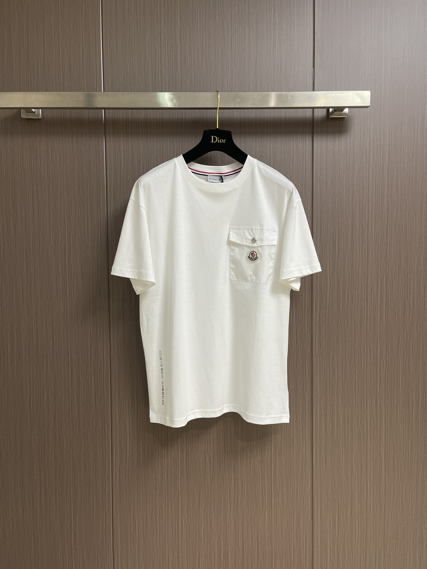 NO:422201,Moncler ss spring and summer pocket embellishment re-nylon jersey round neck T-shirt, classic nylon pocket triangle splicing design, the upper body can experience the theme brings youthful and fashionable feeling, the collar slightly fits the neck, making the overall upper body look younger and fashionable. Before cutting, the fabric is strictly followed by the standard of dyeing and washing water for 5 times before dyeing, and the shrinkage rate is controlled within 2%. The fabric is made of customer-supplied high-weight pure cotton texture, mercerized process. The surface has a warm and shiny feeling, the upper body is comfortable and smooth, high-end, skin-friendly, breathable, and has a very crisp feeling. Size M-3XL M-size 68cm long, shoulder width 47cm bust 110cm L-size 70cm shoulder width 48cm bust 112cm XL-size 72cm shoulder width 49cm bust 114cm  XXL size clothes 74cm long shoulder width 50cm bust 116cm xXXL size clothes 76cm shoulder width 51cm bust 118cm, tees, t-shirt, alexander wang19860909Moncler ss春夏口袋点缀re-nylon平纹针织圆领t恤,经典尼龙口袋三角标拼接的设计 上身就能体会主题带来年轻与时尚感 合体的的剪裁,领口微微贴合颈部,让整体上身更显年轻时尚,面料在裁剪前,严格按照染 色前5次 洗水的标准,将缩水率控制在2％内,面料采用客供定织高克重纯棉质地,丝光工艺处理 表面有着温润的光泽感,上身舒适顺滑,显高档 亲肤 透气,又有很好挺括感.尺码M-3XL M码衣长68cm 肩宽47cm 胸围110cm L码衣长70cm 肩宽48cm 胸围112cm XL码衣长72cm 肩宽49cm 胸围114cm XXL码衣长74cm 肩宽50cm 胸围116cm XXXL码衣长76cm 肩宽51cm 胸围118cm,,tees，t-shirt,alexander wang,Men's clothing