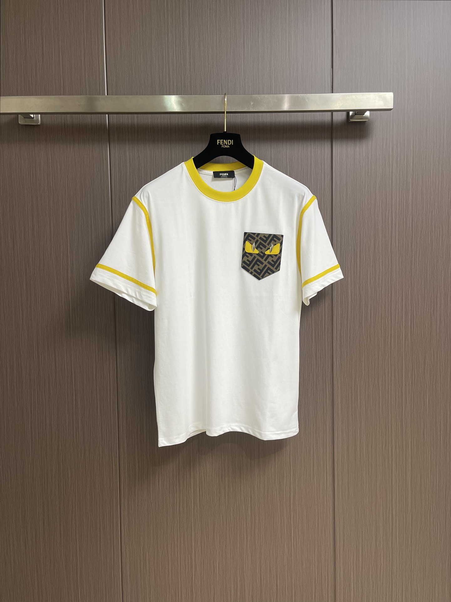 NO:422214,Fendi Ss Monster logo short-sleeved T-shirt, 300g after washing, cotton, front small monster logo logo, neckline with double needle thread, chain bottom pull shoulder bag edge, four-wire dense edge, one inch 13-pin, high-quality workmanship, 1:1 restore size M-3XL, fendi, T-shirt, tees, t-shirt, alexander wang19860909Fendi ss小怪兽标识短袖t恤,洗后300g,棉质,前幅小怪兽logo标识,领口采用双针走线,锁链底拉肩包边,四线密边,一寸13针,高品质做工,1:1还原尺码M-3XL,,fendi,T-shirt,tees，t-shirt,alexander wang,Men's clothing