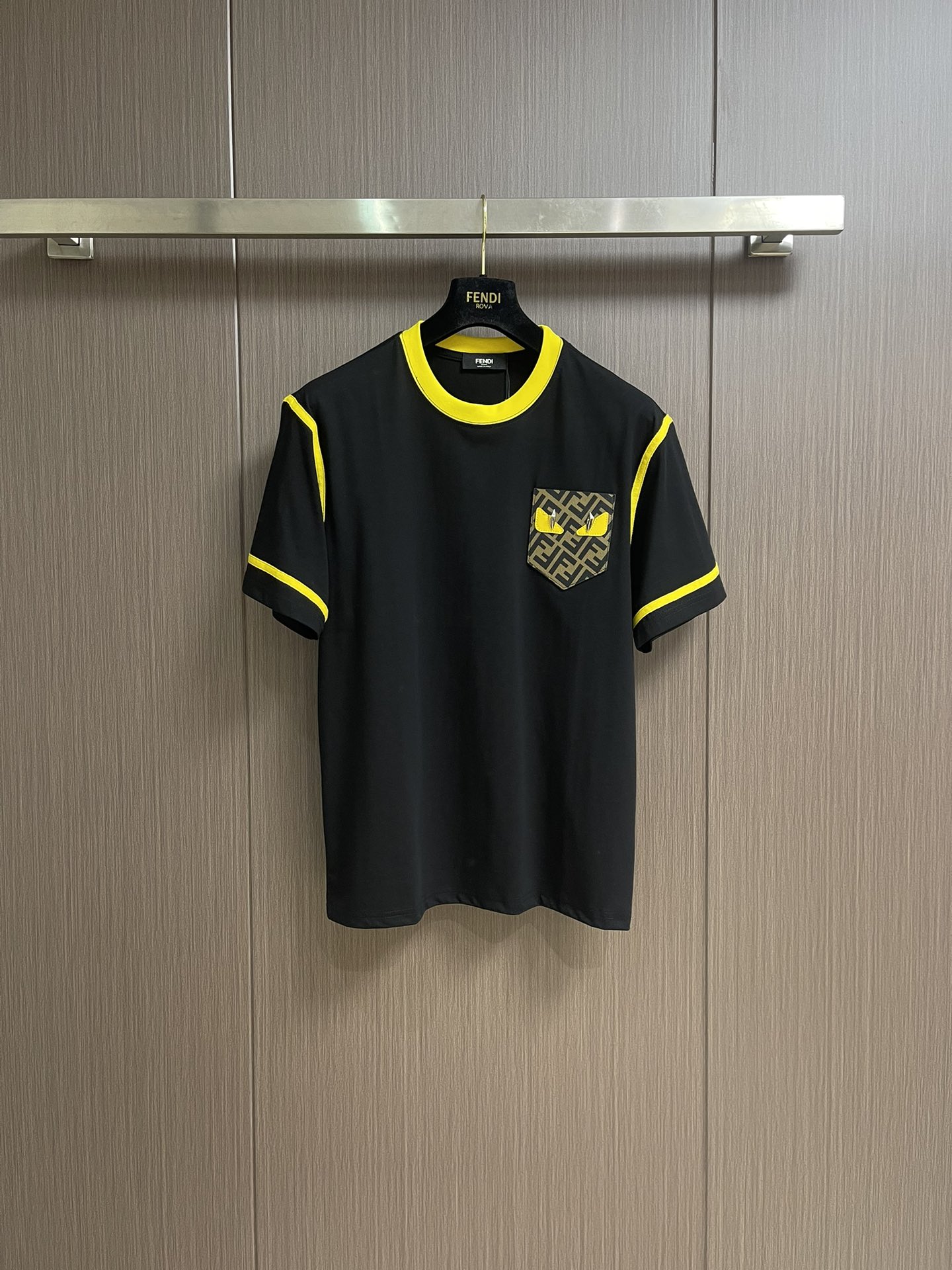 NO:422224,Fendi Ss Monster logo short-sleeved T-shirt, 300g after washing, cotton, front small monster logo logo, neckline with double needle thread, chain bottom pull shoulder bag edge, four-wire dense edge, one inch 13-pin, high-quality workmanship, 1:1 restore Size M-3XL, fendi, T-shirt,tees, t-shirt,alexander wang19860909Fendi ss小怪兽标识短袖t恤,洗后300g,棉质,前幅小怪兽logo标识,领口采用双针走线,锁链底拉肩包边,四线密边,一寸13针,高品质做工,1:1还原 尺码M-3XL,,fendi,T-shirt,tees，t-shirt,alexander wang,Men's clothing