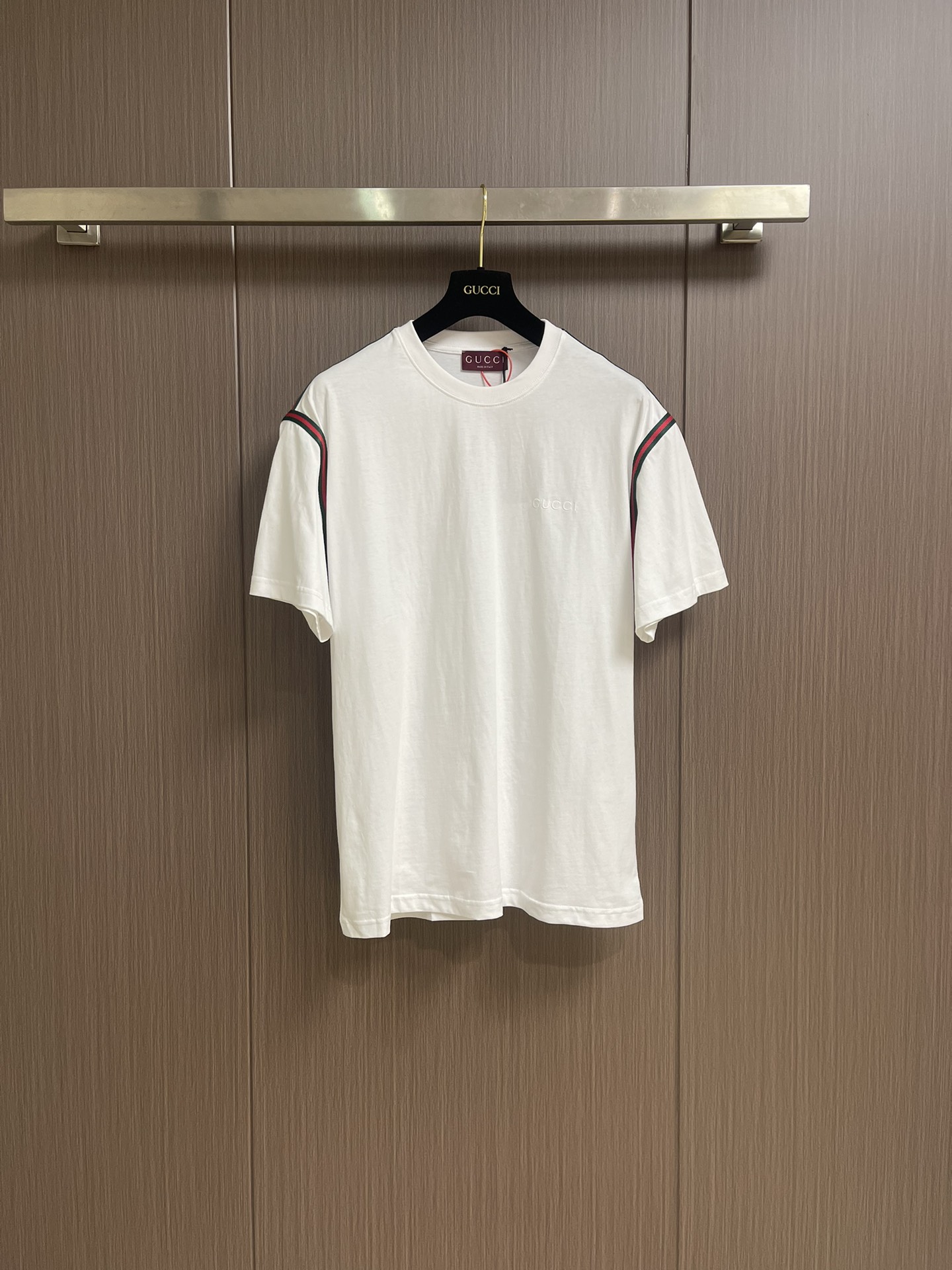 NO:411917,Gucci webbing embroidered short-sleeved T-shirt, custom soft and shiny plain silk fabric, iconic Gucci embroidery embroidery embroidery embroidery embroidery embroidery embroidery on the chest, shoulder red and green webbing, showing a new height of fashion with shoulder drop design, revealing elegant charm in simplicity. The imported machine embroidery process is adopted, and advanced computer control systems and precise mechanical components are used to realize Gucci embroidery operations. Interwoven webbing splicing technology, webbing of different materials is spliced ​​through interwoven method, interwoven according to the original requirements (the direction, spacing and density of the webbing), ensuring firmness and increasing beauty. Size S-XL, gucci, T-shirt,tees, t-shirt,alexander wang19860909gucci 织带刺绣短袖T恤,定制绵柔光泽平纹绸面料,标志性gucci刺绣点缀胸前,肩部红绿织带,以落肩设计彰显时尚新高度,简约中透露优雅韵味.采用进口机刺绣工艺,使用先进的计算机控制系统和精密的机械部件,实现gucci刺绣作业.交织织带拼接工艺,将不同材质的织带通过交织的方式进行拼接的技术,按照原版要求（织带的方向和间距和紧密度）进行交织,确保牢固度,增加美观.尺码S-XL,,gucci,T-shirt,tees，t-shirt,alexander wang,Men's clothing