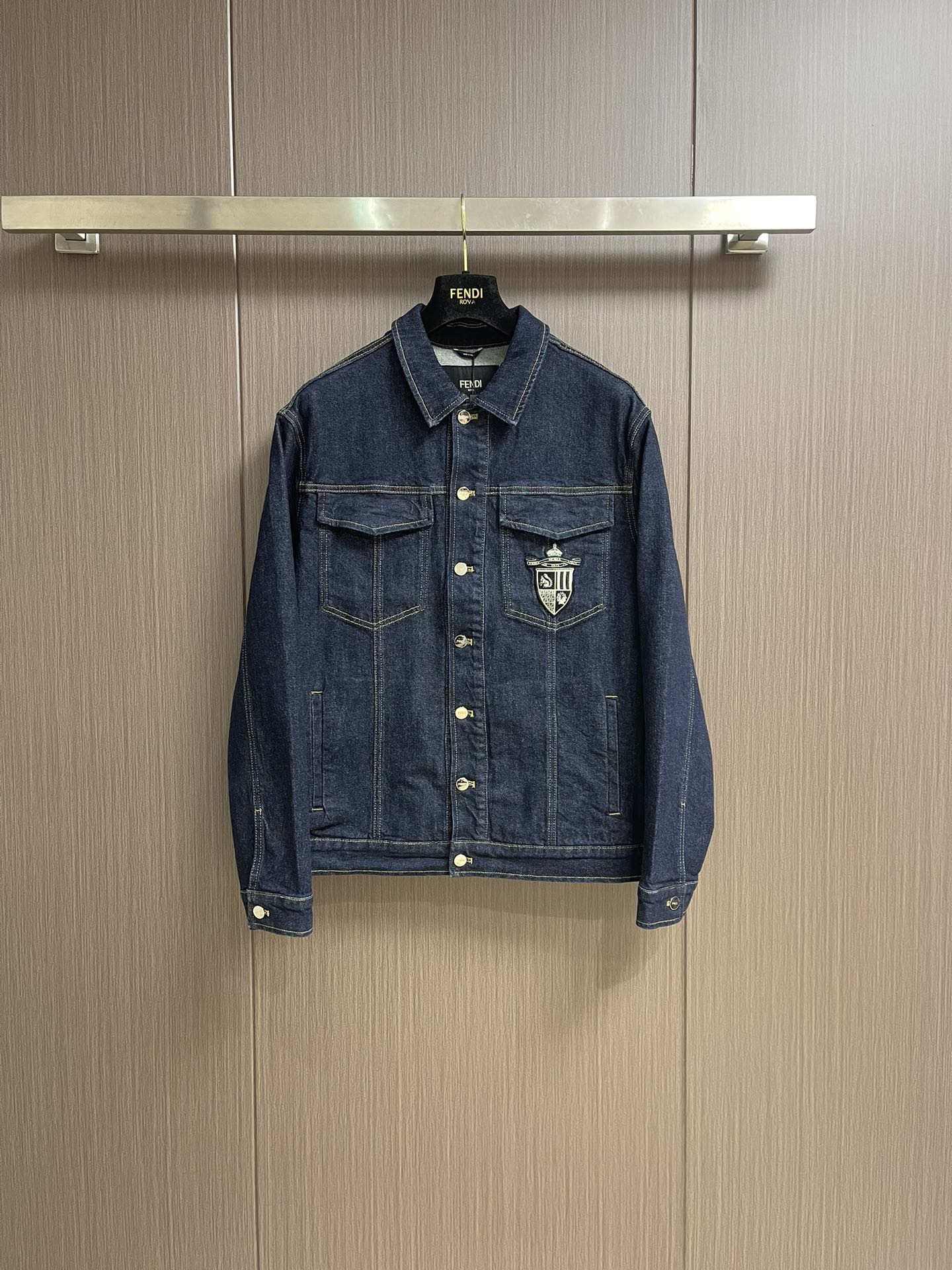 NO:569832,fendi 2025ss new long-sleeved denim jacket, equipped with flap chest pockets. The back waist is equipped with vertical side pockets and adjustable side straps. Logo studded button closure. Made of dark blue denim fabric. Fendi badge embroidered on the chest. Highly recommended!  Size 46-52,,fendi,jackets & coats,alexander wang19860909fendi 2025ss新款长袖牛仔外套,配有翻盖胸袋.后腰部配竖向侧贴袋和可调节侧带.徽标钉饰纽扣开合.深蓝色牛仔面料材质.胸前绣有fendi饰章.强烈推荐！尺码46-52,,fendi,jackets & coats,alexander wang,Men's clothing