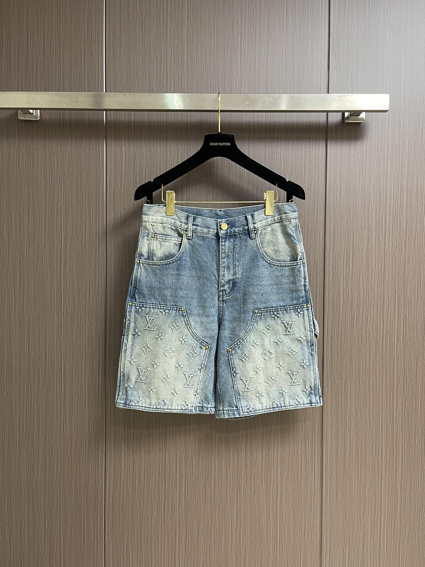 NO:144840,LV embossed embossed denim shorts, the overall use of Monogram embossed tooling elements, splicing structure and sharp corner pocket embossed elements jacquard details alignment, embossed embossed patterns are clear, the pocket double-tracking workmanship, fine and symmetrical stitching, five sets of aluminum molds are opened on the plate, and the two sides of the front are embossed according to the size. After high-temperature pressing, each pattern is manually filled with silicone to prevent depression. The washing process adopts multiple processes such as refermentation and sautéing, horse spraying, etc. The new leather patch is equipped with brand cursive engraving square fixed nail straight hem design, hidden zipper plaster, and all auxiliary hardware are customized to match the old color of the bronze, so as to achieve perfect consistency. Size 30-32-34-36,,louis vuitton, shorts, alexander wang19860909LV 压花浮雕牛仔短裤,整体采用Monogram压纹工装元素,拼接结构和尖角口袋压印元素提花细节对位,浮雕压花纹路清晰,口袋双走线做工,线迹细密匀称规整,五处压花均对板开五套铝模,前幅二侧压花根据尺寸每个码开一套模,高温压成型后由人工对每个花型填充硅胶防止凹陷,洗水工艺采用重酵洗炒花色,喷马等等多工艺结合.新皮革贴饰配有品牌草写刻纹方定钉直筒下摆设计,隐藏式拉链门襟,辅料五金全部定制对版古铜做旧颜色,做到完美一致.尺码30-32-34-36,,louis vuitton,shorts,alexander wang,Men's clothing