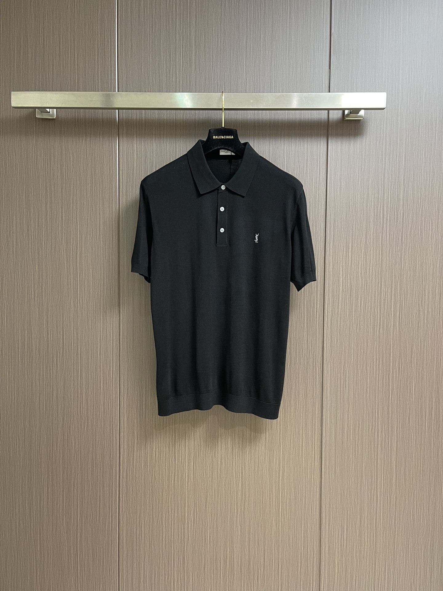 NO:144847,YSL 2025SS summer new beautiful wool tinsil blended knitted lapel short-sleeved POLO, a clothing masterpiece that combines high-end materials and classic designs, adopts the exquisite blend of precious imported wool and tinsil. The beautiful wool wool gives clothes excellent temperature regulation performance with its natural breathability. Whether it is a cold winter or a scorching summer, you can feel the right comfort and warmth!  This high-quality wool is finely processed to ensure no itchy feeling, and even sensitive skin can enjoy a gentle and skin-friendly experience like a cloud!  The surface of the fabric is smooth and draped, not only showing an elegant drapery, but also miraculously not easy to wrinkle. Even after a long period of wearing and washing, it still remains as firm and flat as before!  The classic and simple letter logo on the chest is vividly displayed, so exquisite that every detail is as if whispering the brand's long history and excellent quality!  These letters shine soft and shiny under the light, adding an indescribable elegance to the whole dress!  The style adopts the most classic and time-tested olo style, and on this basis, innovative design is carried out. The shoulder-expanded design cleverly embellishes the body. Whether it is a man with wide shoulders or narrow shoulders, he can easily control it, showing confidence and style!  At the same time, its tailoring keeps pace with the times, retaining the traditional charm of the olo shirt and incorporating modern fashion elements, making the whole piece of clothing more silky and textured than ordinary olo shirts, highlighting the wearer's extraordinary taste!  Size XS-L, saint laurent, T-shirt, alexander wang19860909YSL 2025SS夏新美丽毛天丝混纺针织翻领短袖POLO,融合了高端材质与经典设计的服饰杰作,采用了珍贵的美丽奴进口羊毛与天丝的精妙混纺,美丽奴羊毛以其天然的透气性,赋予了衣物卓越的温度调节性能,无论是寒风凛冽的冬日,还是烈日炎炎的夏日,都能让您感受到恰到好处的舒适与温暖！这种高品质的羊毛,经过精细处理,确保了无刺痒感,即便是敏感肌肤也能享受到如云朵般轻柔的亲肤体验！面料表面光滑垂顺,不仅展现出优雅的垂坠感,还奇迹般地不易产生褶皱,即便经过长时间的穿着与洗涤,依然保持着如初的挺括与平整！胸前经典而简约的字母标识跃然其上,精致到每一个细节,仿佛在低语着品牌的悠久历史与卓越品质！这些字母在光线下泛着柔和而富有光泽的微光,为整件衣衫增添了一抹不可言喻的高雅气息！版型方面采用了最为经典且经过时间考验的olo版型,并在此基础上进行了创新设计,扩肩的设计巧妙地修饰了身形,无论是宽肩还是窄肩的男士,都能轻松驾驭,展现出自信与风采！同时它的剪裁与时俱进,既保留了olo衫的传统韵味,又融入了现代时尚元素,使得整件衣物比起普通的olo衫更加丝滑有质感,彰显穿着者的不凡品味！尺码XS-L,,saint laurent,T-shirt,alexander wang,Men's clothing