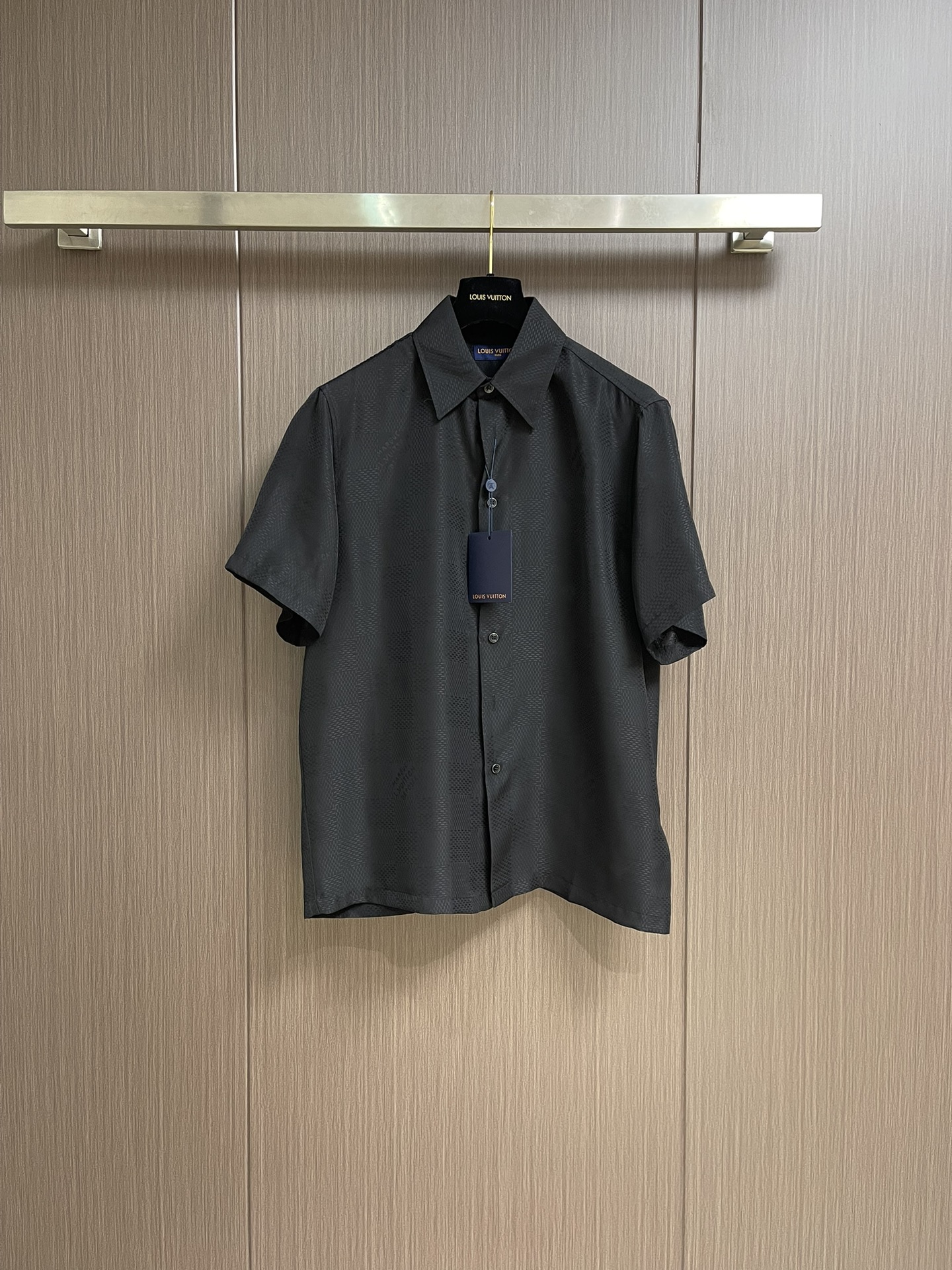 NO:144813,LV 2025ss checkerboard lapel short-sleeved shirt, the overall use of monogram multi flags pattern, integrating der and monogram elements on the front. The front is arranged with soft pearlescent buttons, and the logo embellishes the der checkerboard. The front is completely overlapped according to the left and right splicing patterns of the access control, and the buttons are made of copper base mother-of-pearl buttons. Size S-XL,,louis vuitton,shirts,T-shirt,alexander wang19860909LV 2025ss棋盘格翻领短袖衬衫,整体采用monogram multi flags 图案,为正面融入 der 和 monogram 元素.前襟排布柔润珠光纽扣,标识点缀 der 棋盘格.正面根据门禁左右拼接图案完整重合,纽扣采用铜底座珍珠贝母扣.尺码S-XL,,louis vuitton,shirts,T-shirt,alexander wang,Men's clothing