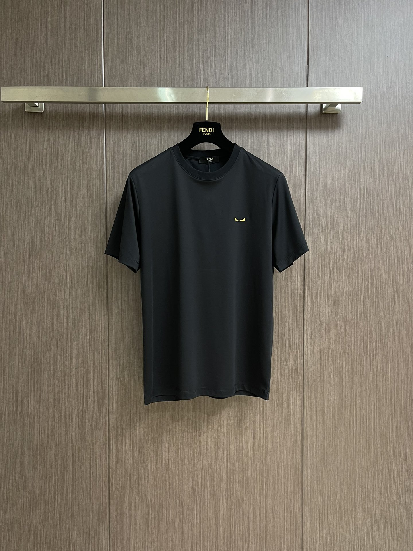 NO:144910,FENDI Small Monster Embroidery Logo Cotton Round Neck Short-Sleeve T-shirt for Men and Women The minimalist series of FD Small Monsters, the classic elements of F's family - Devil's Eyes A classic work that is deeply rooted in the hearts, the first choice for single wear! This short-sleeve is customized with knitted cotton, the fabric feels thick, the touch is firm and firm, the shape is crisp, soft and smooth, and the texture is made. The craftsmanship is a classic embroidery logo. The front of the garment is a small Monster embroidery logo, full and tight, concave and convex three-dimensional, very three-dimensional and realistic!  Loose OS style cutting is still the most fashionable aesthetic at the moment!  Same model for men and women Size XS-L,,fendi,fendi,T-shirt,tees,t-shirt,alexander wang19860909FENDI 小怪兽刺绣logo棉质圆领短袖T恤 男女同款的T恤 FD小怪兽的极简系列,F家的经典元素-恶魔之眼 深入人心的经典之作,单穿的首选!这款短袖是针织棉定制,面料手感偏厚 手感肉实紧致,挺括显型,柔软垂顺有质感 工艺制作是经典的刺绣logo,衣身正面是小怪兽刺绣logo,饱满紧致 凹凸立体 非常立体逼真！宽松OS版型裁剪,依然是当下最HIT的潮流审美！男女同款 尺码XS-L,,fendi,fendi,T-shirt,tees，t-shirt,alexander wang,Men's clothing