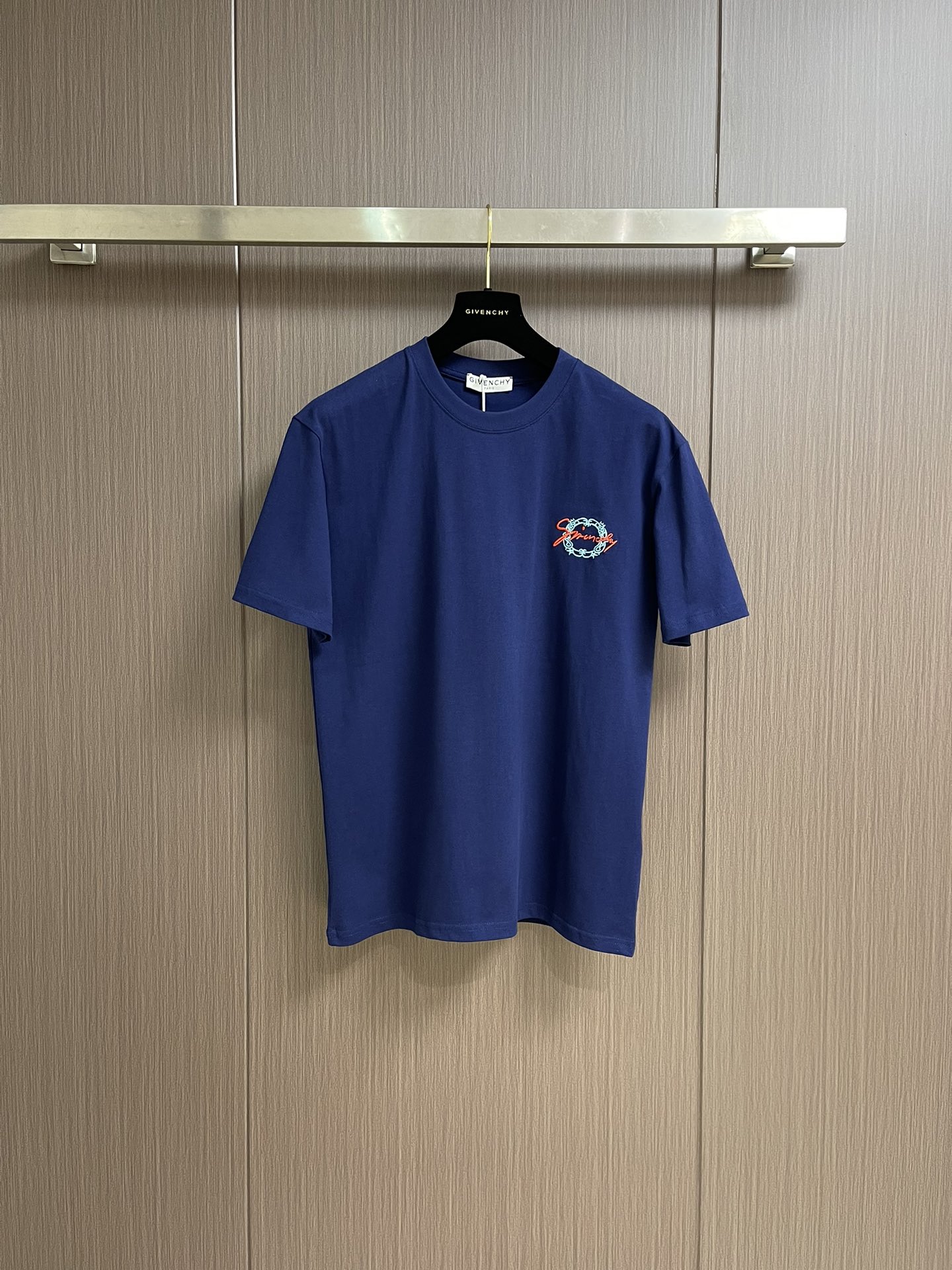 NO:144866,Givenchy 3D three-dimensional badge embroidered short-sleeved T-shirt, which is made of custom cotton fabric, weighs 275g after washing. The fabric is comfortable and soft, skin-friendly and breathable. The chest is decorated with three-dimensional badge letter embroidery, and the back is decorated with three-dimensional letter embroidery. The neckline is made of double-needle thread, chain bottom shoulder bag edge, four-line dense edge, one-inch 13-pin, high-quality workmanship, can be matched with multiple types of clothing to create a fashionable look. Customized auxiliary materials, complete three standards, the same style for men and women!  Size S-XL, given, T-shirt,tees,t-shirt,alexander wang19860909Givenchy 3D立体徽章刺绣短袖T恤,采用定制棉质面料,洗后克重275g,面料舒适柔软,亲肤透气,胸前饰以立体徽章字母刺绣做装饰,后背同饰以立体字母刺绣设计,领口采用双针走线,锁链底拉肩包边,四线密边,一寸13针,高品质做工,能与多类型服饰搭配营造时尚造型,定制辅料,三标齐全,男女同款！尺码S-XL,,givenchy,T-shirt,tees，t-shirt,alexander wang,Men's clothing