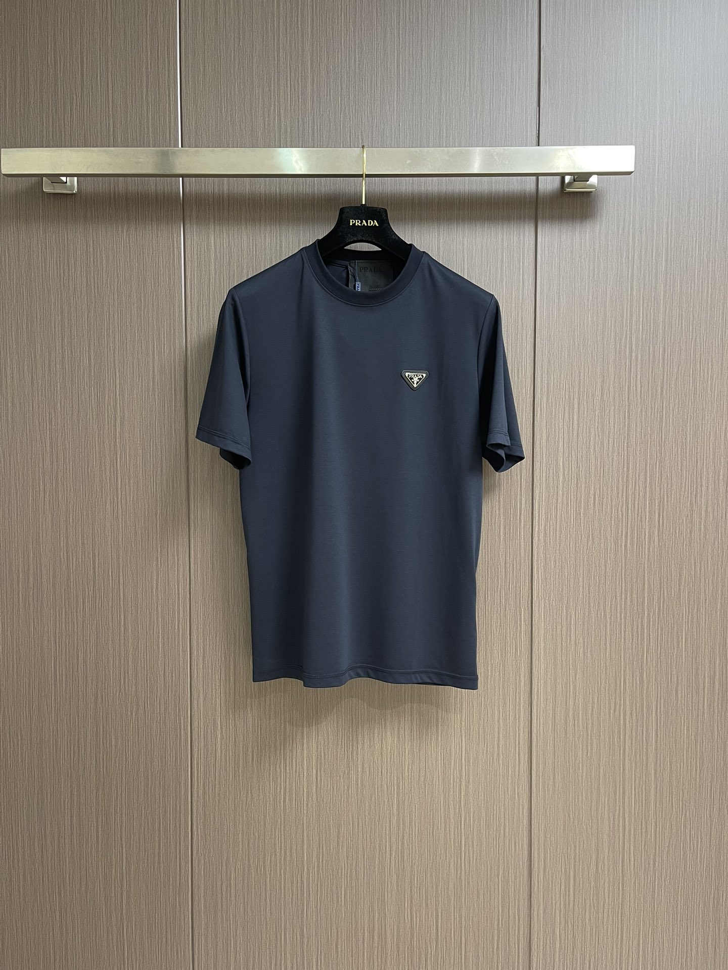 NO:144804,Prada 2025SS summer new navy blue triangle logo classic short-sleeved T-shirt, classics are forever passed down!  This navy blue short-sleeved sleeve perfectly combines simplicity and luxury. The iconic triangle logo is low-key but eye-catching, and is a silent announcement of fashion taste. Gaoke heavy pure cotton fabric combines soft touch and excellent texture, and is comfortable and stylish on the upper body. Whether you are strolling on the streets of the city or attending casual parties, it can easily become the focus and outline the ultimate style with minimalist strokes. Size XS-L, prada, T-shirt, tees, t-shirt, alexander wang19860909Prada 2025SS夏季新款藏青色三角标经典短袖T恤,经典永流传！这款藏青色短袖,将简约与奢华完美融合.标志性三角徽标低调却夺目,是时尚品味的无声宣告. 高克重纯棉面料,兼具柔软触感与出色质感,上身舒适又有型.无论是漫步都市街头,还是出席休闲聚会,它都能让你轻松成为焦点,用极简笔触勾勒出极致风尚.尺码XS-L,,prada,T-shirt,tees，t-shirt,alexander wang,Men's clothing