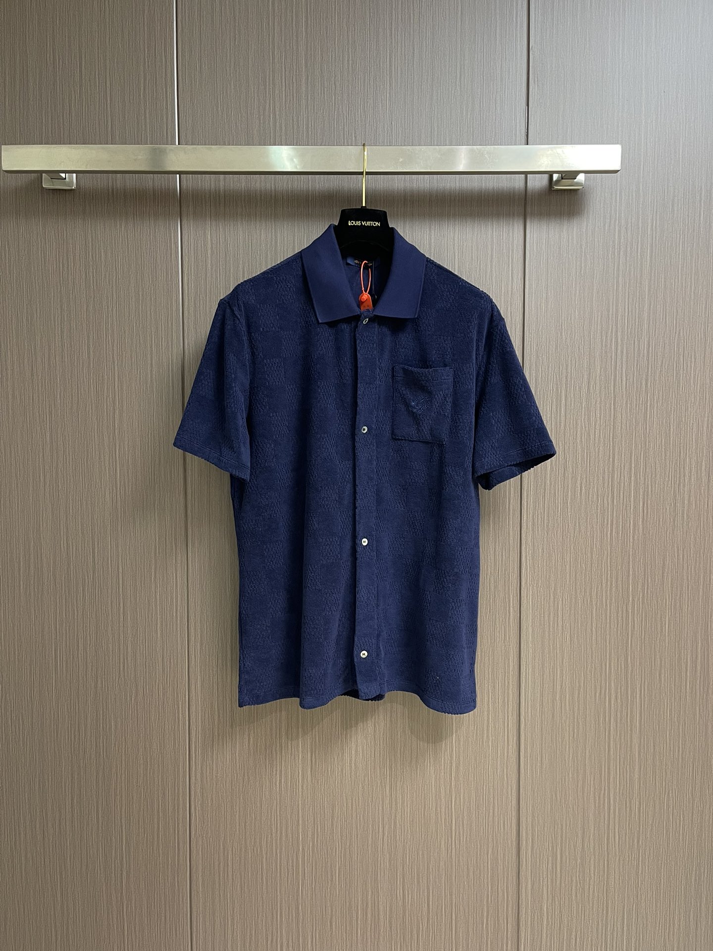 NO:144876,LV embroidered terry cloth plaid short-sleeved shirt, customized cloud-dyeing towel sweatshirt yarn, infrared positioning cutting bed, accurate positioning of materials through infrared transmitters and infrared receivers, the accuracy can reach the micron level, thus meeting the effect of high-precision cutting of placing. The imported machine-spinning process is used to use computer control systems and precision mechanical components to achieve embroidery operations. High precision, smooth and delicate lines, smooth and delicate overall lines, comfortable and soft fabric, consistent color and no color difference. It can be matched with the same style to create a fashionable look, control various occasions, customize auxiliary materials, complete three standards, the same style for men and women!  Size S-XL, louis vuitton, hoodie, sweatshirts,shirts, T-shirt, alexander wang19860909LV 刺绣毛圈布格子短袖衬衫,定制定染云绒毛巾卫衣纱 红外线定位裁床 通过红外发射器和红外接收器来实现对材料的精准定位 精度可达到微米级别 从而满足格纹对位高精度裁剪的效果 采用进口机刺工艺使用进算机控制系和精密机械部件 实现刺绣作业 精度高 线条流畅而细腻,整体走线平直细腻,面料舒适柔软,颜色一致无色差 能与同款搭配营造时尚造型,驾驭各种场合,定制辅料,三标齐全,男女同款！尺码S-XL,,louis vuitton,hoodie,sweatshirts,shirts,T-shirt,alexander wang,Men's clothing