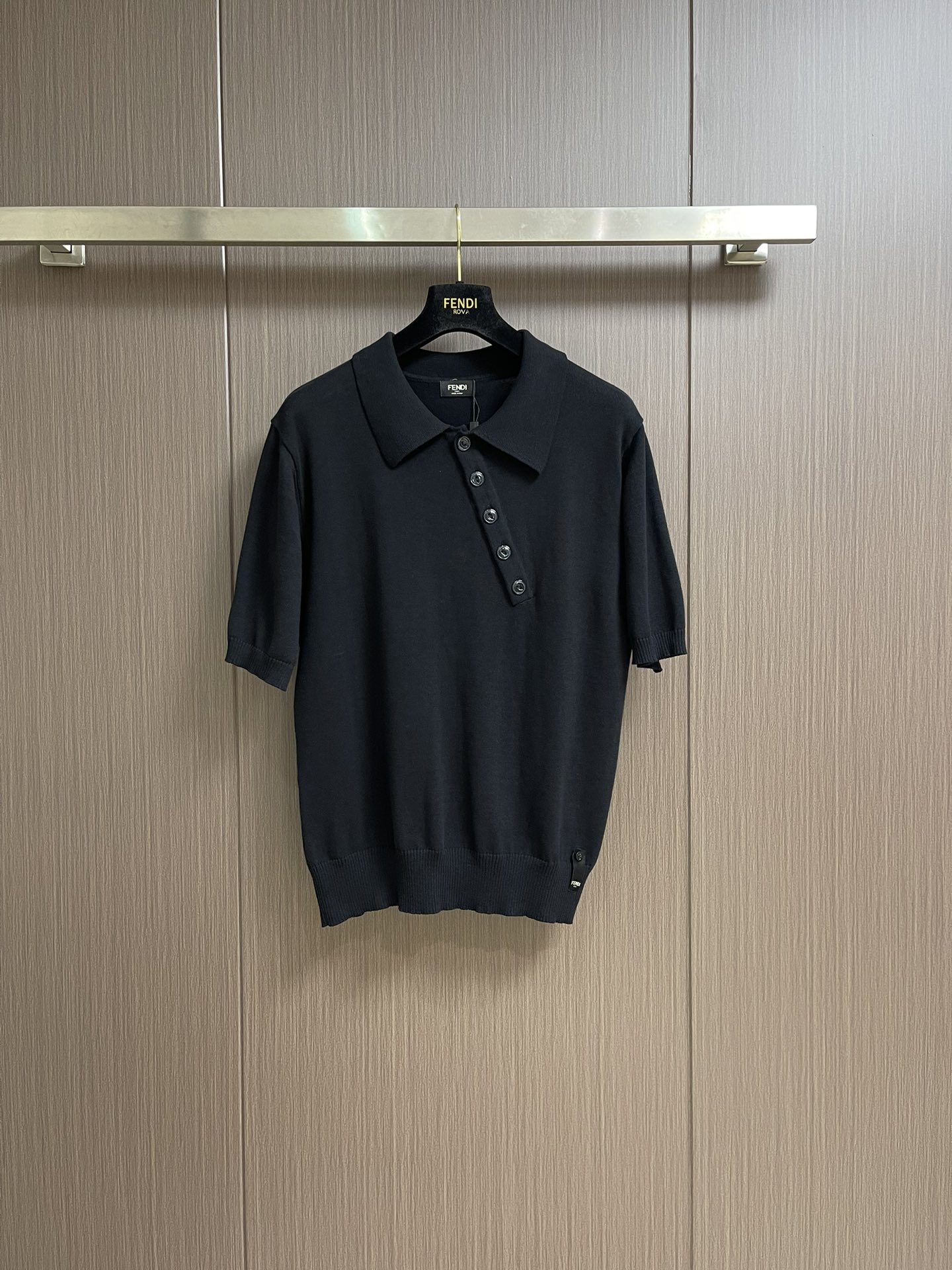 NO:144823,Fendi 2025ss new oblique button short-sleeved Polo shirt. Classic collar, button closure. Black cotton beaded floor cloth. Fine texture and full shape to enhance visual impact. The workmanship is complicated and cumbersome. Size S-XL, fendi, T-shirt, alexander wang19860909fendi 2025ss新款斜纽扣短袖Polo衫.经典衣领,纽扣开合.黑色棉质珠地布.纹理细腻 形态饱满 增强视觉冲击感 做工复杂繁琐.尺码S-XL,,fendi,T-shirt,alexander wang,Men's clothing