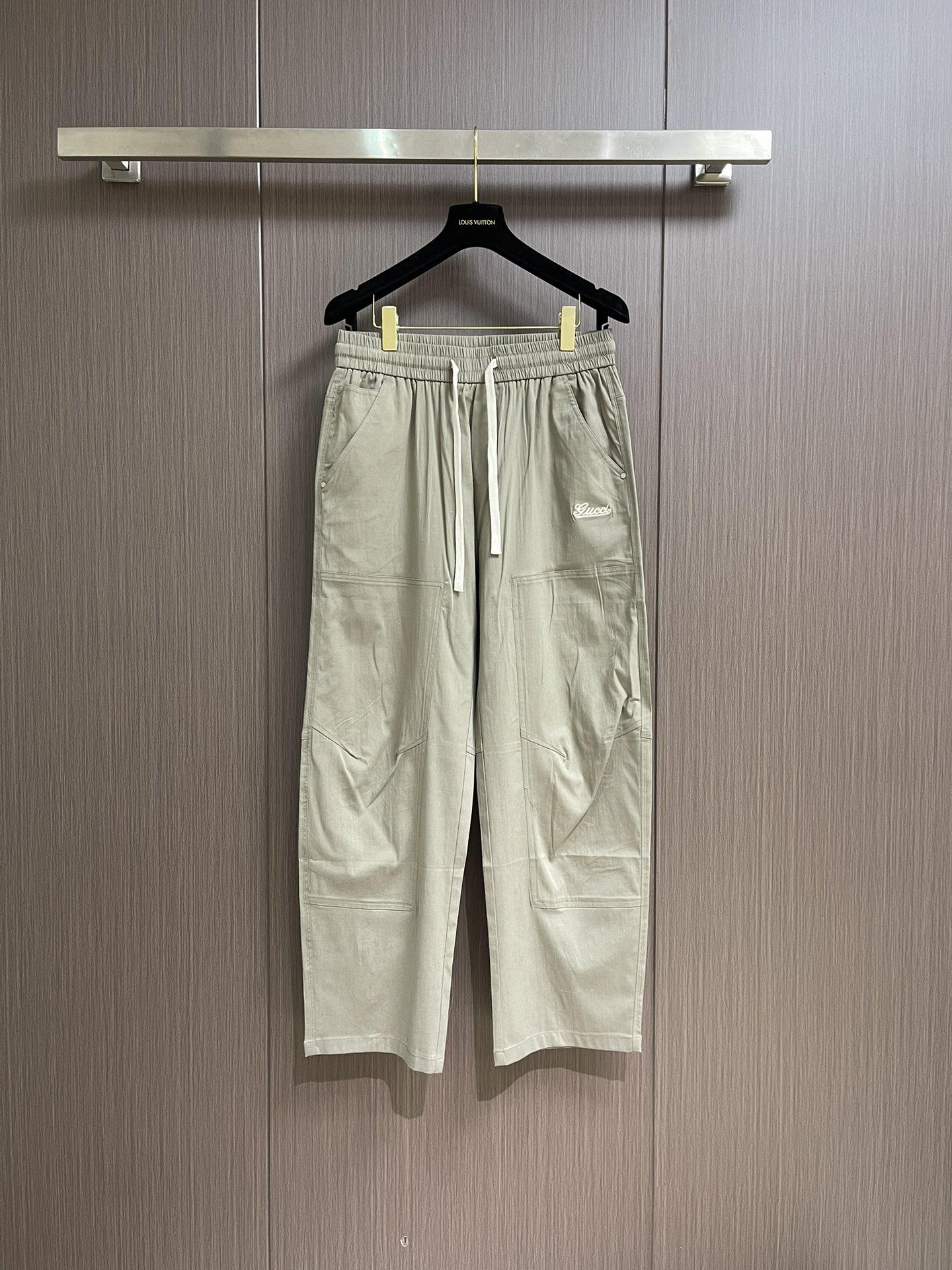 NO:144902,GUCCI 2025SS spring and summer new linen wool blend drawstring casual pants, men's fashionable avocado green classic embroidery logo fashionable and casual!  The new avocado green, with its unique fabric, fresh colors, exquisite craftsmanship and practical design, has become an indispensable fashion item in spring and summer. Whether it is daily travel or casual gatherings, you can become the focus of everyone's attention!  This trouser is made of carefully customized technology-blend fabrics from imported linen, tensil, wool and spandex. It not only ensures the high quality of clothing, but also brings an unprecedented comfortable and skin-friendly experience!  The low-saturation avocado green tone seems to be the freshest scenery in nature. It can bring a hint of relaxation and freshness when you gently brush your eyes!  In spring and summer, such a touch of color seems to have magic, which not only brightens the overall outfit, but also inadvertently brings people a comfortable and good luck, as if every step is light and joyful!  The classic letter logo on the front is embroidered with a matte embroidery of imported Breitling machines. Each needle looks full and lively, retaining the exquisiteness of traditional craftsmanship and the atmosphere of modern fashion!  This delicate embroidery craft, like the finishing touch, instantly upgrades the entire trouser's extraordinary taste!  The drawstring elastic waist design not only facilitates the adjustment of tightness, but also takes into account the convenience and comfort of wearing!  The slightly loose style design is not only highly inclusive, but also can modify the body shape, but also gives the wearer more freedom of movement!  The details of the hidden thread press on the trouser body cleverly create a three-dimensional feeling on the slim fabric, making the whole piece look more stylish!  Size XS-L, gucci, breitling, alexander wang19860909GUCCI 2025SS春夏新款亚麻天丝羊毛混纺抽绳休闲裤,男士时尚牛油果绿经典刺绣标识时尚休闲！新款牛油果绿,以其独特的面料、清新的色彩、精湛的工艺以及实用的设计,成为了春夏季节里不可或缺的时尚单品,无论是日常出行还是休闲聚会,都能让你成为众人瞩目的焦点！这款裤装采用客供进口亚麻、天丝、羊毛与氨纶精心定制的科技混纺面料,不仅确保了衣物的高品质,更带来了前所未有的舒适亲肤体验！低饱和度的牛油果绿色调,仿佛是大自然中最清新的一抹风景,轻轻拂过视线,便能带来一丝放松与新鲜感！在春夏季节,这样一抹色彩仿佛拥有魔力,不仅能够提亮整体穿搭,还能在不经意间为人带来一份舒适的好运气,仿佛每一次迈步都踏着轻盈与愉悦！前幅经典字母标识以进口百年灵机器进行万针哑光刺绣,每一针都显得饱满而灵动,既保留了传统工艺的精致,又不失现代时尚的气息！这细腻的刺绣工艺,如同点睛之笔,让整个裤装瞬间提升了档次,彰显穿着者的不凡品味！抽绳松紧裤腰设计,既方便调节松紧度,又兼顾了穿着的便捷性与舒适度！微宽松的版型设计,不仅包容性强,能够修饰身形,还赋予穿着者更多的活动自由！裤身暗线压线的细节处理,在纤华的面料上巧妙地营造出立体感,使得整条看起来更加有型有款！尺码XS-L,,gucci,breitling,alexander wang,Men's clothing