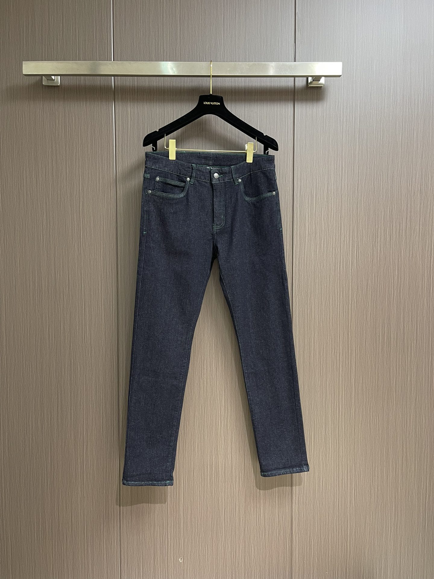 NO:144824,BV Early spring new men's small straight jeans Special Tencel blended fabric denim trousers High-end fashionable casual jeans Simple and fashionable three-dimensional cut, the back waist is decorated with leather weaving technology, and the thickness just meets the needs of spring and summer wear. Light and elastic denim fabric. The upper body has excellent effect, showing confidence temperament; all the subtleties show perfect quality, the classic woven leather of the pants symbolizes the highest quality of the brand. Size 30-38 35 37, bottega veneta, jeans, alexander wang19860909BV 早春新款男款小直筒牛仔裤 特殊天丝混纺面料牛仔长裤 高端时尚休闲牛仔裤 简约时尚的三维裁剪,后腰饰有皮革编织工艺独特,厚度刚好满足春夏季节穿搭需求 轻薄具有弹性牛仔面料 上身效果极佳,彰显自信气质；所有细微处尽情展现完美品质,裤子的经典编织皮革象征了品牌至高的品质.尺码30-38 有35 无37,,bottega veneta,jeans,alexander wang,Men's clothing