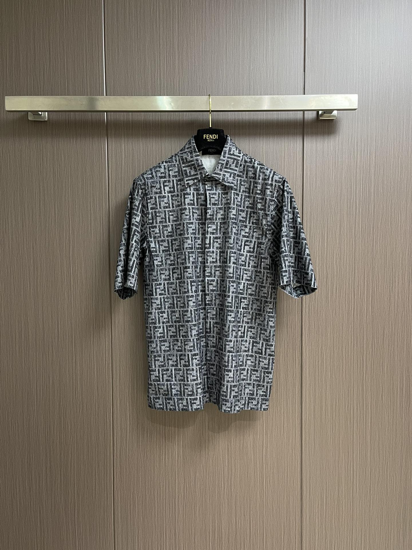 NO:144838,Top shorts fendi 2025ss bright line ff jacquard short-sleeved shirt shorts set, the fabric is linen blended bamboo gram fabric, 70D lining, direct spray of cloth, counter cutting bed, the overall wiring is straight and delicate, the fabric is comfortable and soft, the color is consistent and no color difference, it can be matched with the same style to create a fashionable look, control various occasions, customize auxiliary materials, complete three standards, the same style for men and women!  Size S-XL, fendi, shorts,shirts,T-shirt,alexander wang19860909上衣 短裤 fendi 2025ss明线ff提花短袖衬衫短裤套装,面料采用亚麻混纺竹节克面料,70D衬布,布匹直喷,对位裁床,整体走线平直细腻,面料舒适柔软,颜色一致无色差 能与同款搭配营造时尚造型,驾驭各种场合,定制辅料,三标齐全,男女同款！尺码S-XL,,fendi,shorts,shirts,T-shirt,alexander wang,Men's clothing