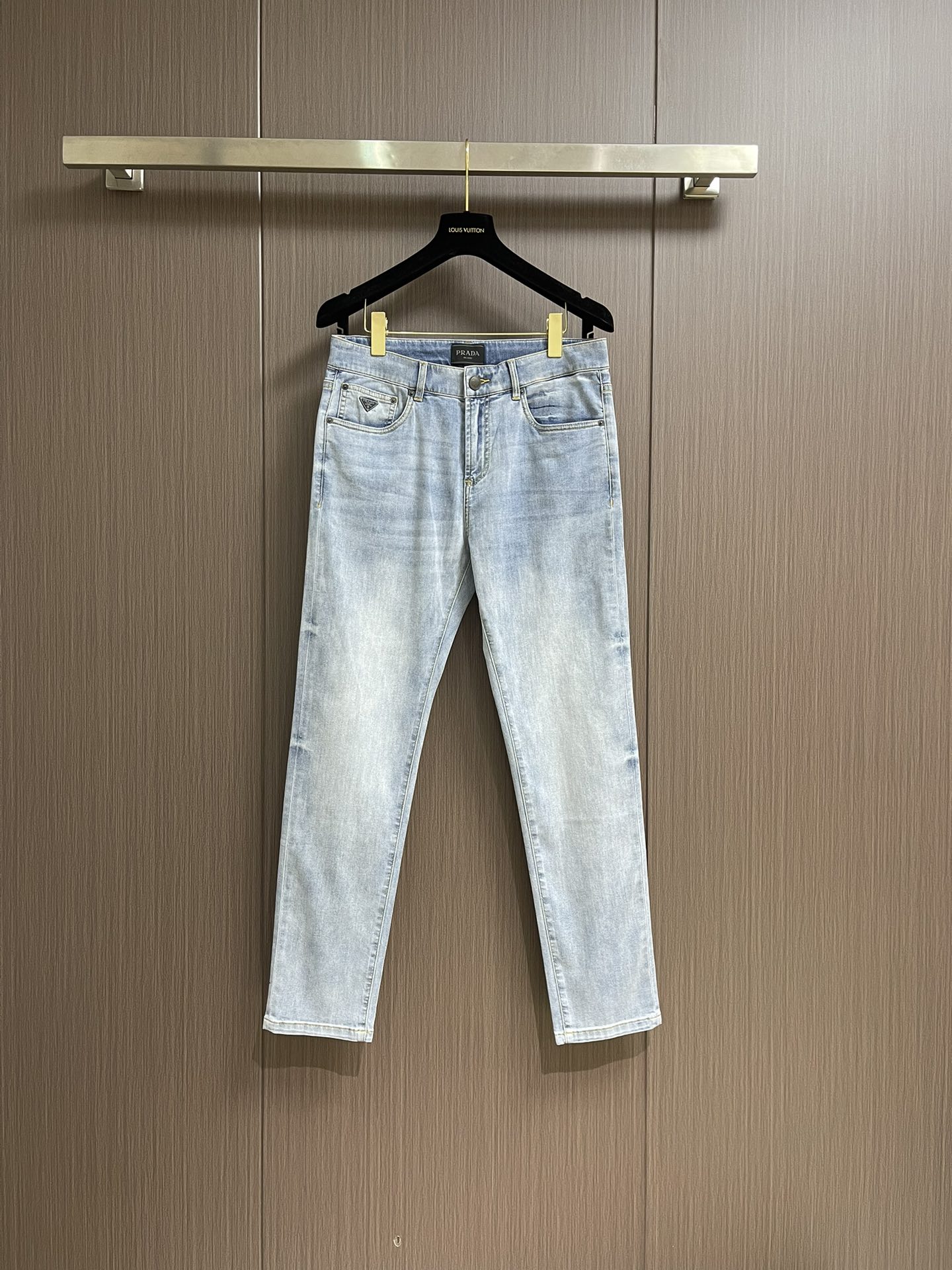 NO:144833,Prada back bag logo embroidered jeans, classic five-bag pants, customer-supplied tannin, thin material and soft texture, extremely slight stretch in horizontal direction, moderately washed, light denim blue, very clean and solid color!  Wear a face with a light-colored top. It can be matched with the same style to create a fashionable look, control various occasions, customize auxiliary materials, complete three standards, the same style for men and women. Size 30-38, 35, no 37,,prada,jeans,alexander wang19860909prada 后袋标识刺绣牛仔裤,经典的五袋裤,客供的丹宁,料薄且质软,横向极微弹力,中度水洗,浅浅的牛仔蓝,非常干净纯色！跟浅色上衣配一脸.能与同款搭配营造时尚造型,驾驭各种场合,定制辅料,三标齐全,男女同款.尺码30-38 有35 无37,,prada,jeans,alexander wang,Men's clothing