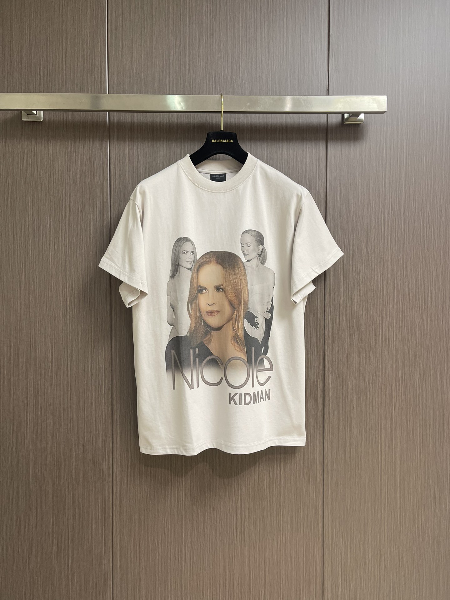 NO:144968,Balenciaga 2025ss new portrait round neck printed short-sleeved T-shirt, customized cotton material, breathable and comfortable, full texture, OS style, popular star pattern on chest, same style for men and women. Size S-XL,,balenciaga, T-shirt,tees, t-shirt,alexander wang19860909balenciaga 2025ss新款人像圆领印花短袖T恤,定制全棉材质 透气舒适 质感十足,OS版型 胸前人气明星图案 男女同款.尺码S-XL,,balenciaga,T-shirt,tees，t-shirt,alexander wang,Men's clothing